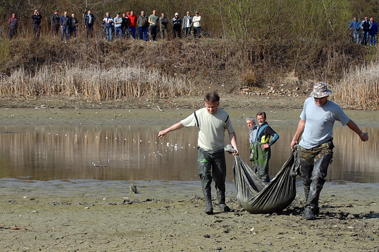 Dok je vode bilo jezero su posjećivale brojne ptice, a sadašnji izlov mrežama potvrđuje priče o ribljim kapitalcima, koje očekuju znatiželjnici nikola čutuk/pixsell