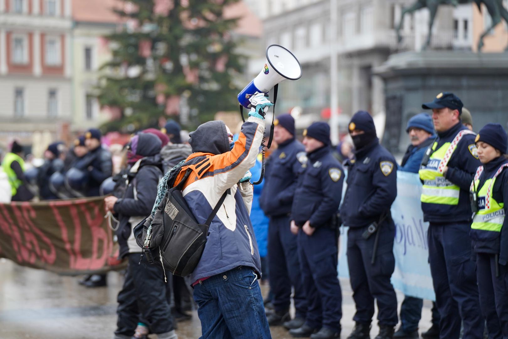 4.1.2025., Zagreb - Kao i svake prve subote u mjesecu, na Trgu bana Josipa Jelačića okupili su se molitelji s jedne strane i prosvjednici sa druge. Photo: Patricija Flikac/PIXSELL