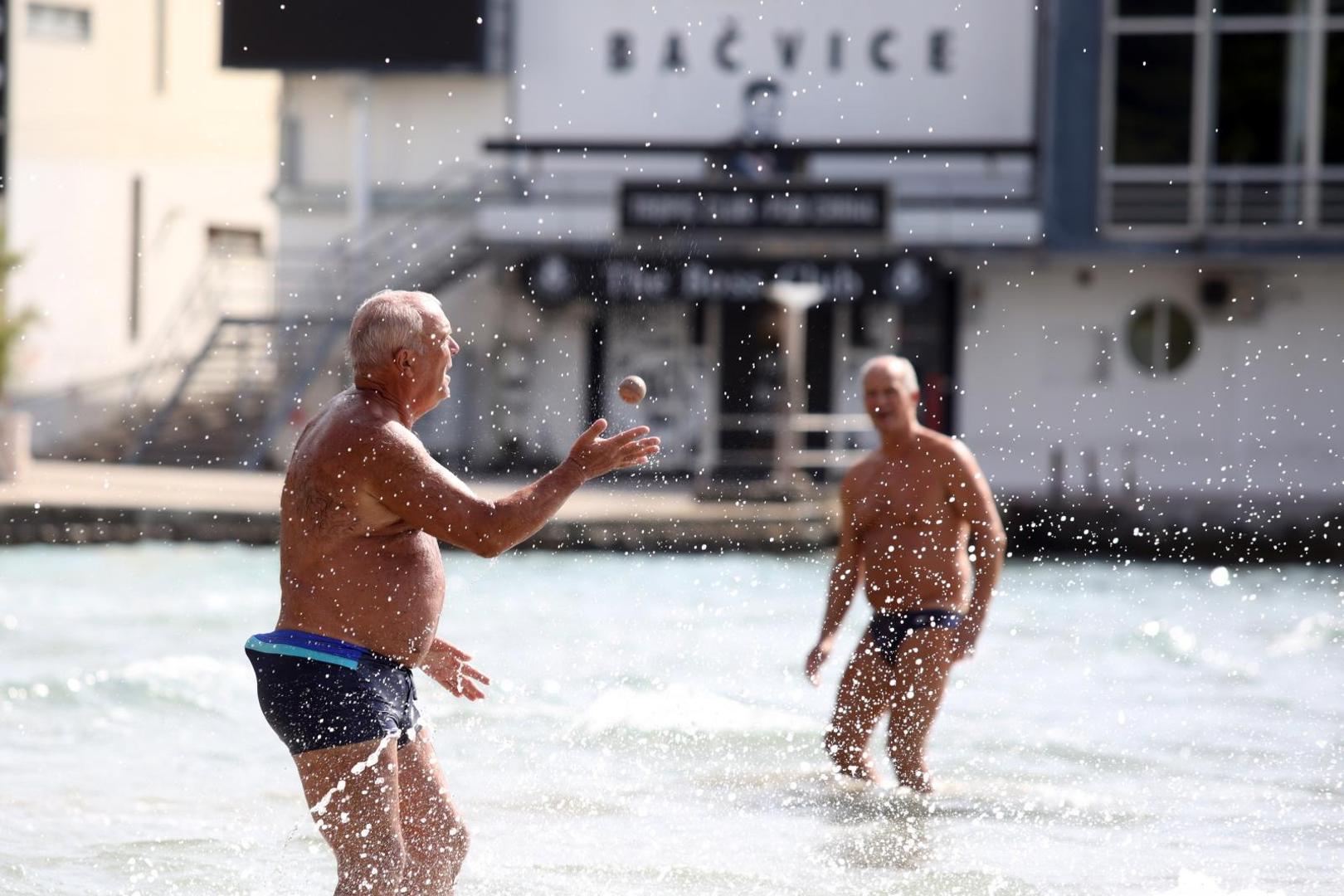 Na ugodnih 23 stupnjeva ili igraju picigin ili se bosi odmaraju na plaži.