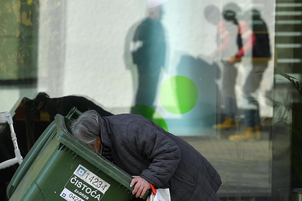 Zagreb: Gospođa u doba inflacije u potrazi za bocama kako bi nadopunila svoj kućni budžet