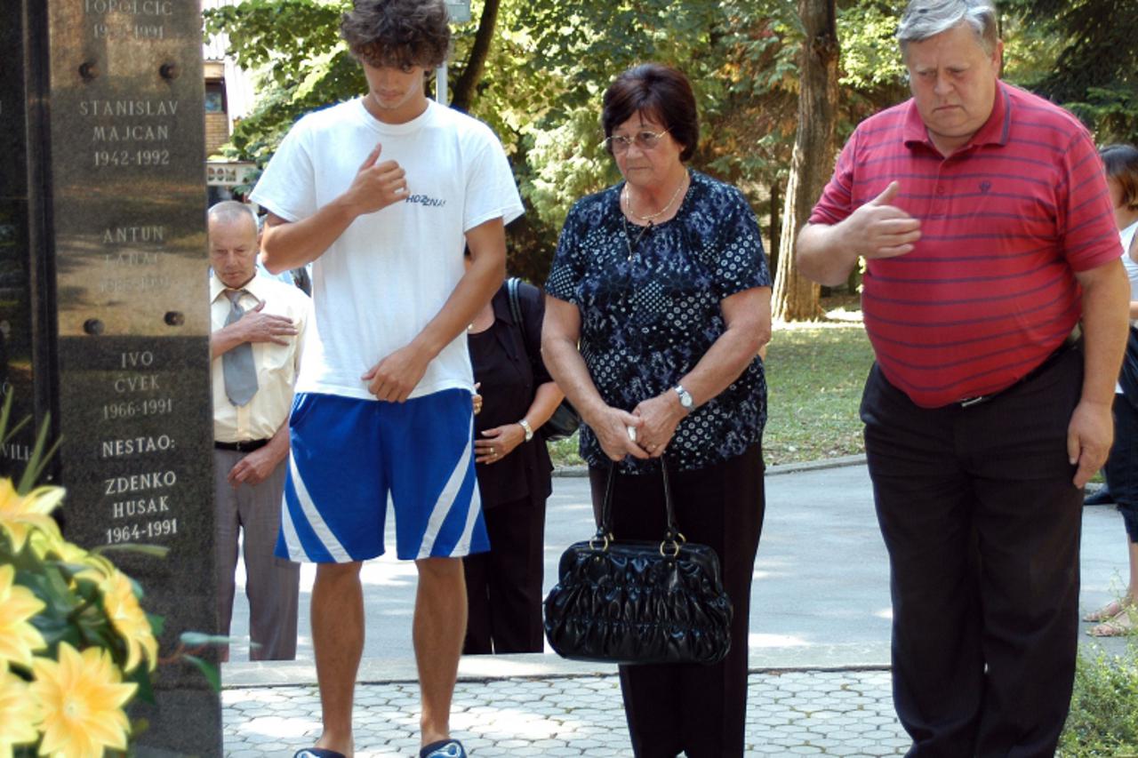 \'Daruvar, 6.8.2010. Marijan Petrovecki (lijevo) nikada nije upoznao istoimenoga oca, cija se majka Blanka (sredina) nada da ce sda doznati gdje je sinovljev grob Photo: Michael Palijan / Vecernji lis