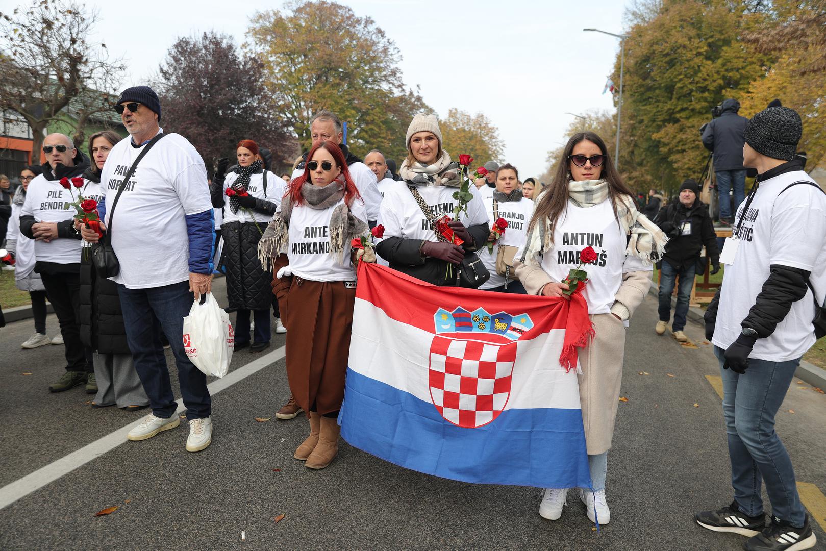 Kolonu sjećanja predvodili su branitelji Vukovara s članovima obitelji zatočenih, nestalih, poginulih i umrlih branitelja te pripadnici policije koji su branili Vukovar 1991. U koloni se vide i brojne hrvatske zastave