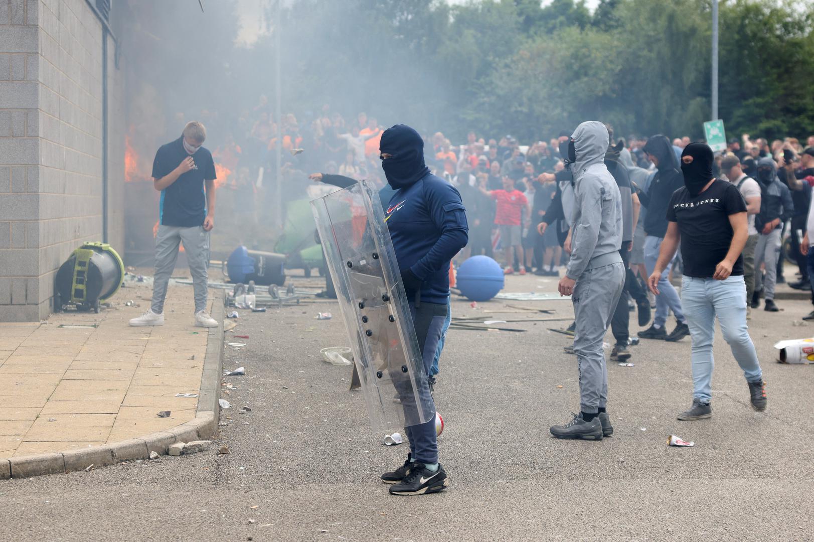 Slični napadi su se dogodili i u Tamworthu, gdje su nasilnici također napali hotel s tražiteljima azila, koristeći molotovljeve koktele i bacajući kamenje. U nekoliko drugih gradova, uključujući Bolton i Manchester, uvedene su mjere za suzbijanje antisocijalnog ponašanja.