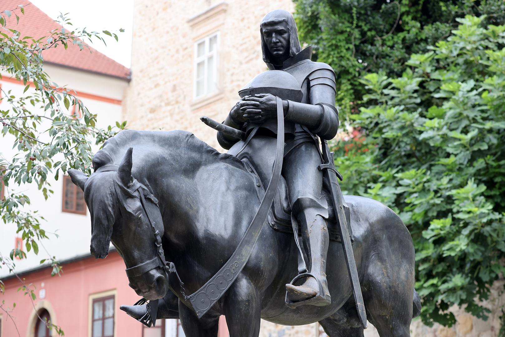 Nepoznati vandal slomio je koplje na spomenuku Svetog Jurja kod Kamenitih vrata u Zagrebu.