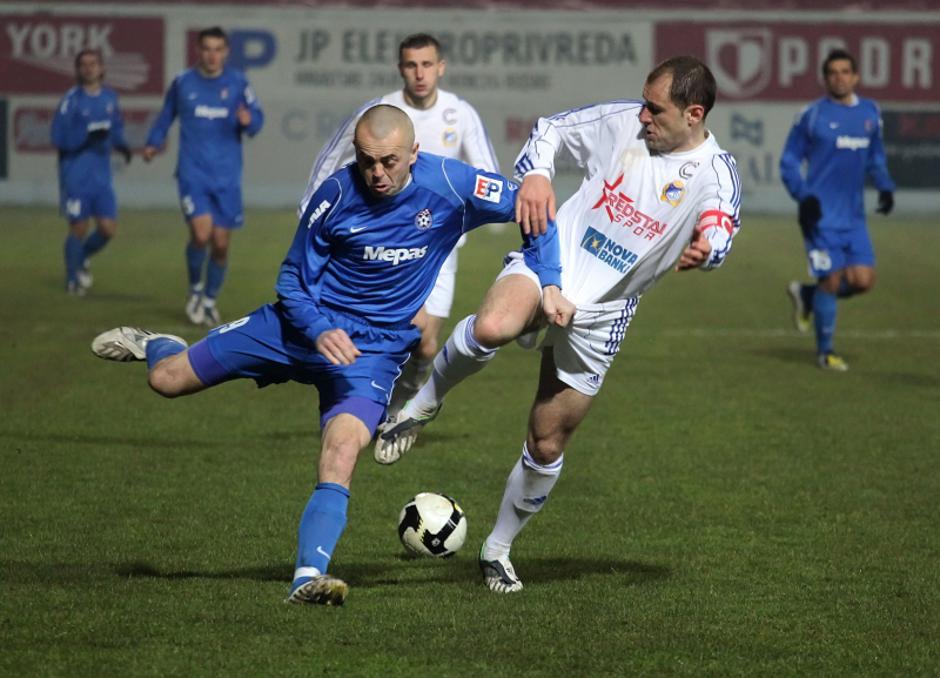 'ZA BIH SPORT...280209...SIROKI BRIJEG...PREMIER LIGA BIH SIROKI BRIJEG SLAVIJA NA SLICI STANKO BUBALO PLAVI U DVOBOJU SA BOJAN REGOJE...SNIMIO TOMISLAV MILICEVIC'