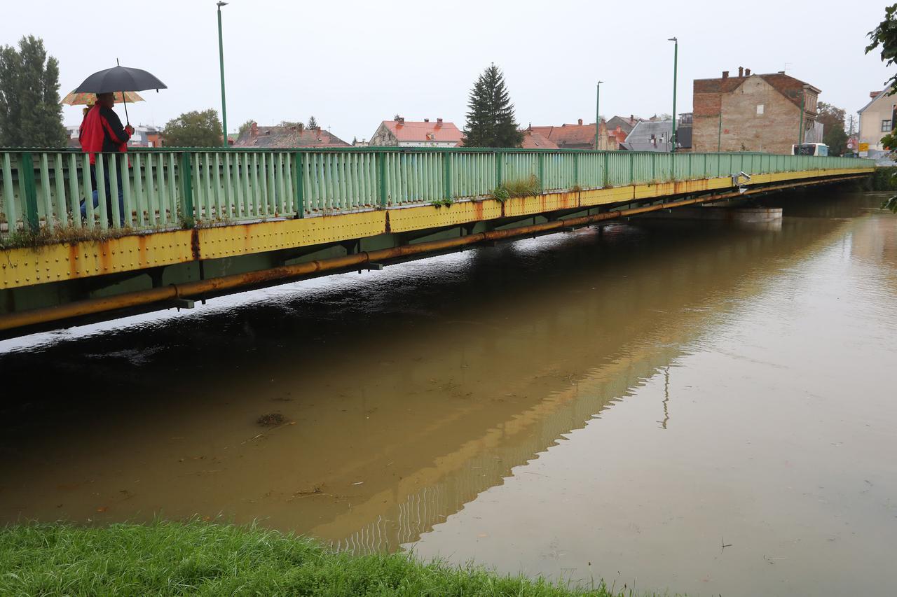 Karlovac: Visoki vodostaj rijeke Kupe, na snazi izvanredne mjere obrane od poplava