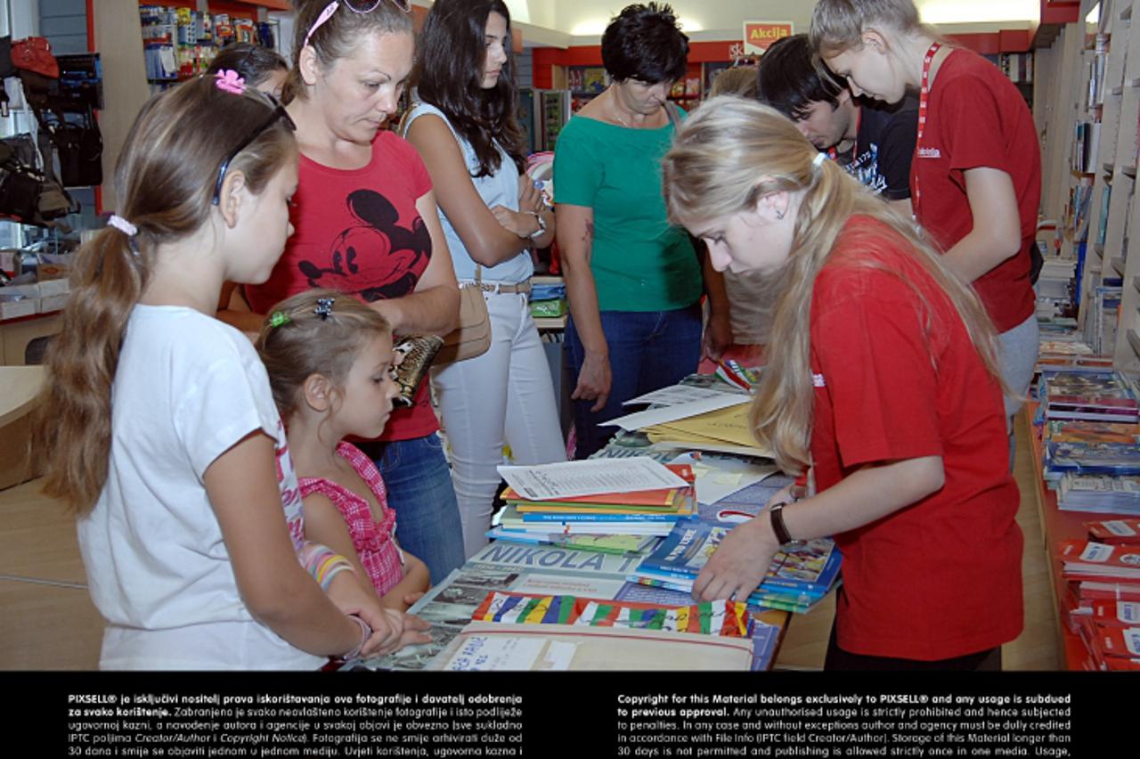 '20.08.2013., Sisak - U sisackim knjizarama svakodnevne su guzve jer roditelji kupuju udzbenike i skolski pribor svojim skolarcima. Photo: Nikola Cutuk/PIXSELL'