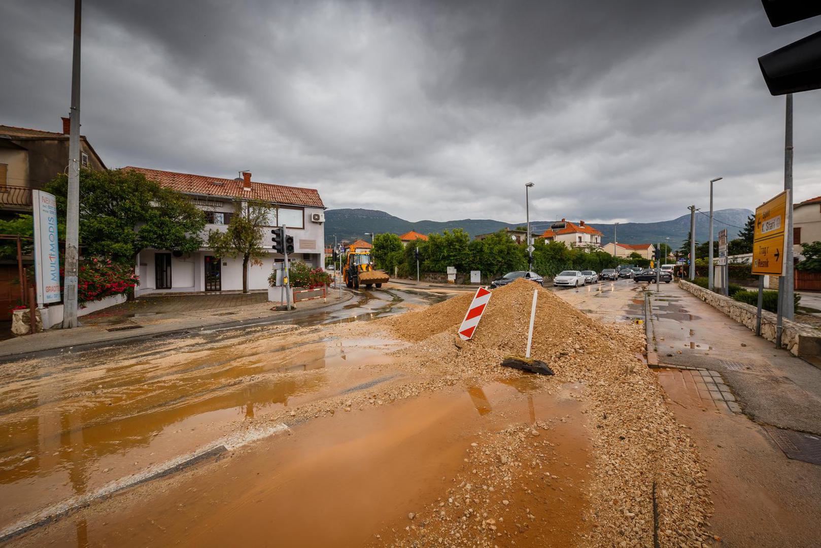 30.05.2022., Kastela - Tijekom jutra sire trogirsko i kastelansko podrucje zahvatilo je olujno nevrijeme s obilnom kisom, te su mnoge kuce i poslovni prostori poplavljeni.

 Photo: Zvonimir Barisin/PIXSELL