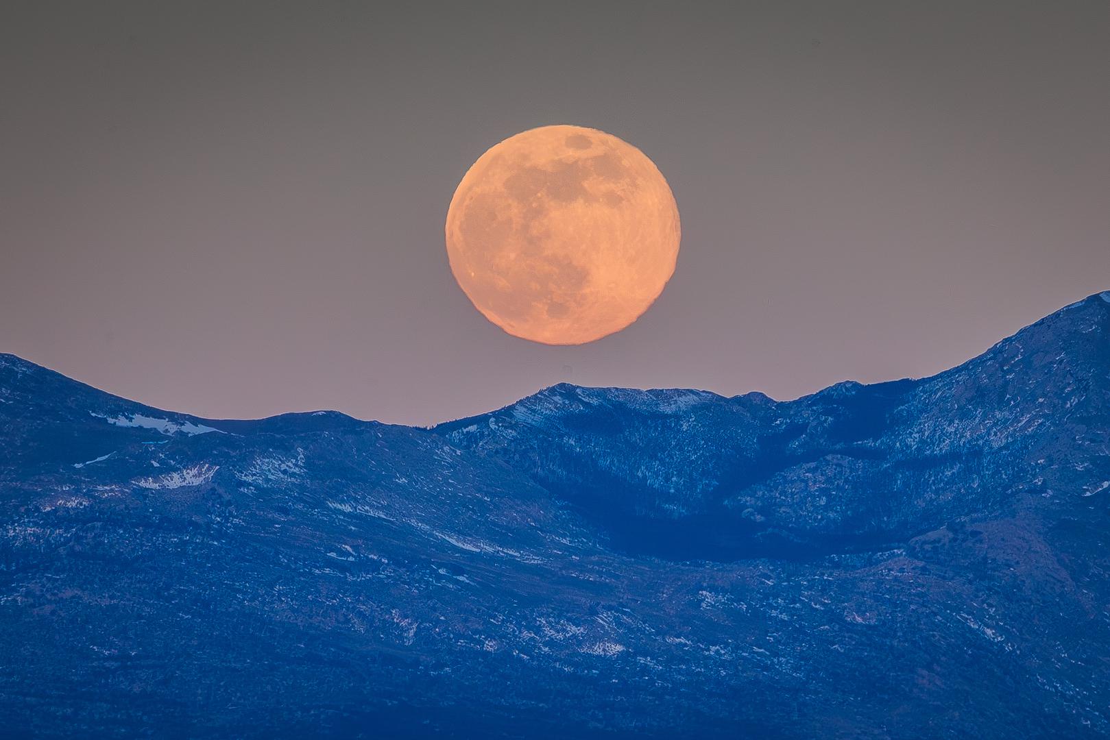 Fotografi Pixsella zabilježili su puni mjesec u Zagrebu, iznad brda Kozjak, iznad Kamešnice te iznad Splita. 