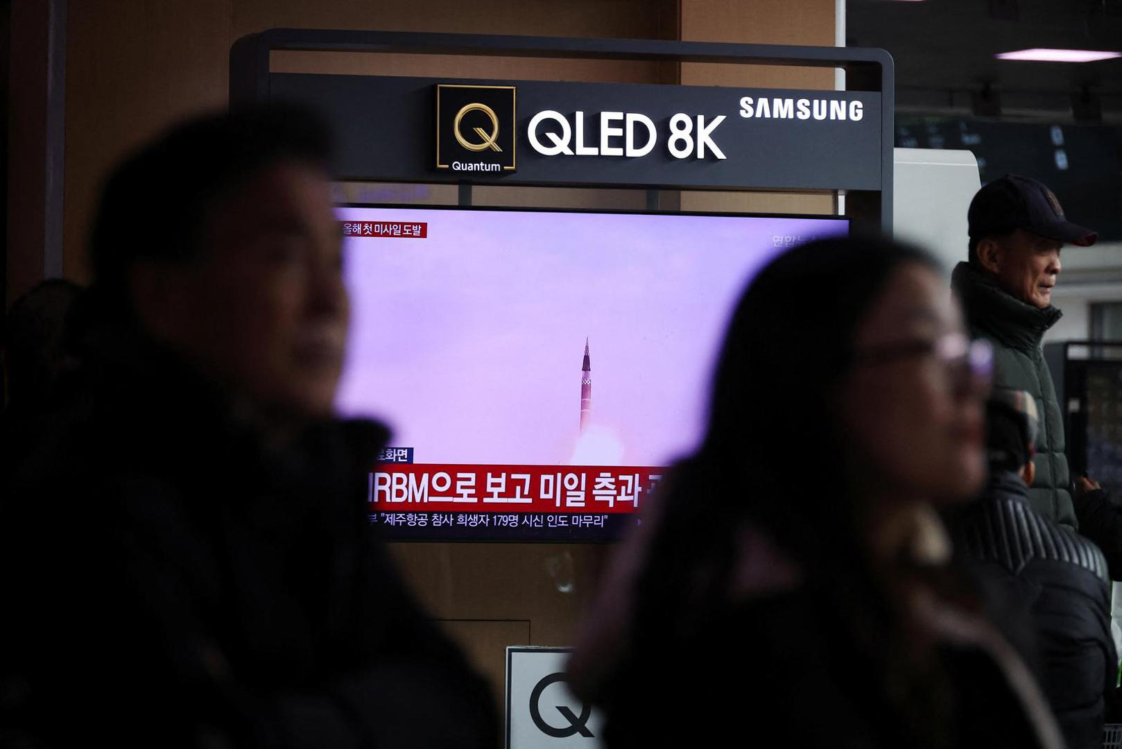 People watch a TV broadcasting a news report on North Korea firing a ballistic missile out to sea off its east coast, in Seoul, South Korea, January 6, 2025.    REUTERS/Kim Hong-Ji Photo: KIM HONG-JI/REUTERS