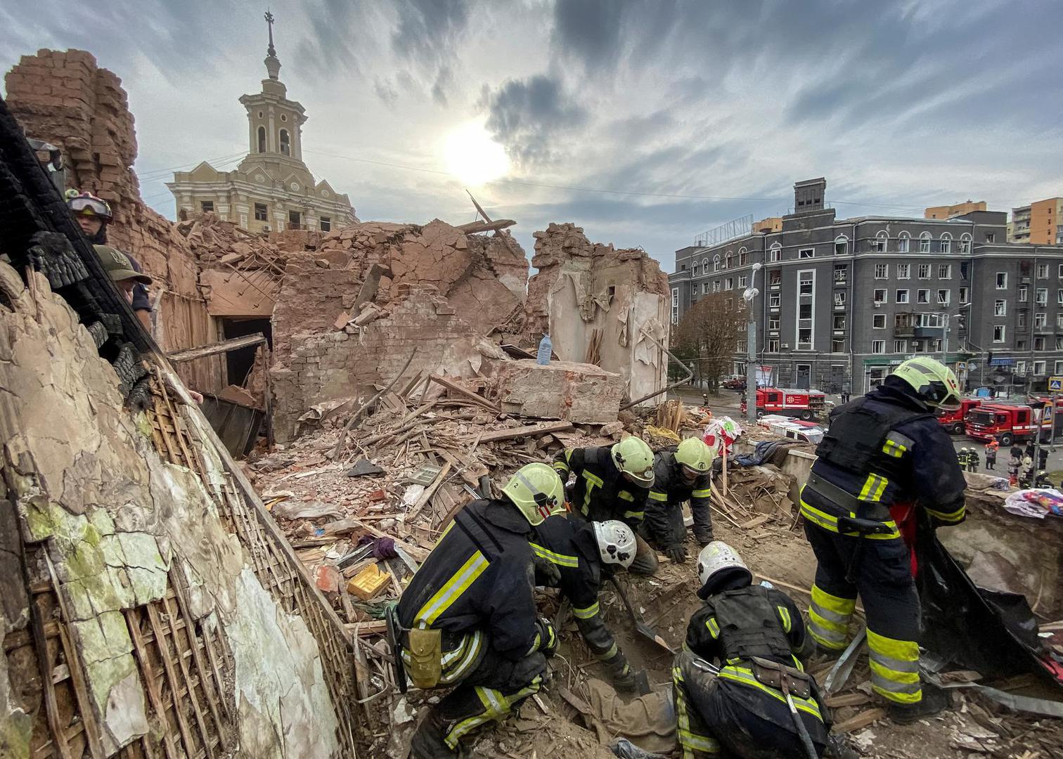 Rescues release the body of 10-year-old boy Tymofii from debris at a site of a residential building damaged by a Russian missile strike, amid Russia's attack on Ukraine, in Kharkiv, Ukraine October 6, 2023. REUTERS/Vitalii Hnidyi     TPX IMAGES OF THE DAY Photo: Stringer/REUTERS