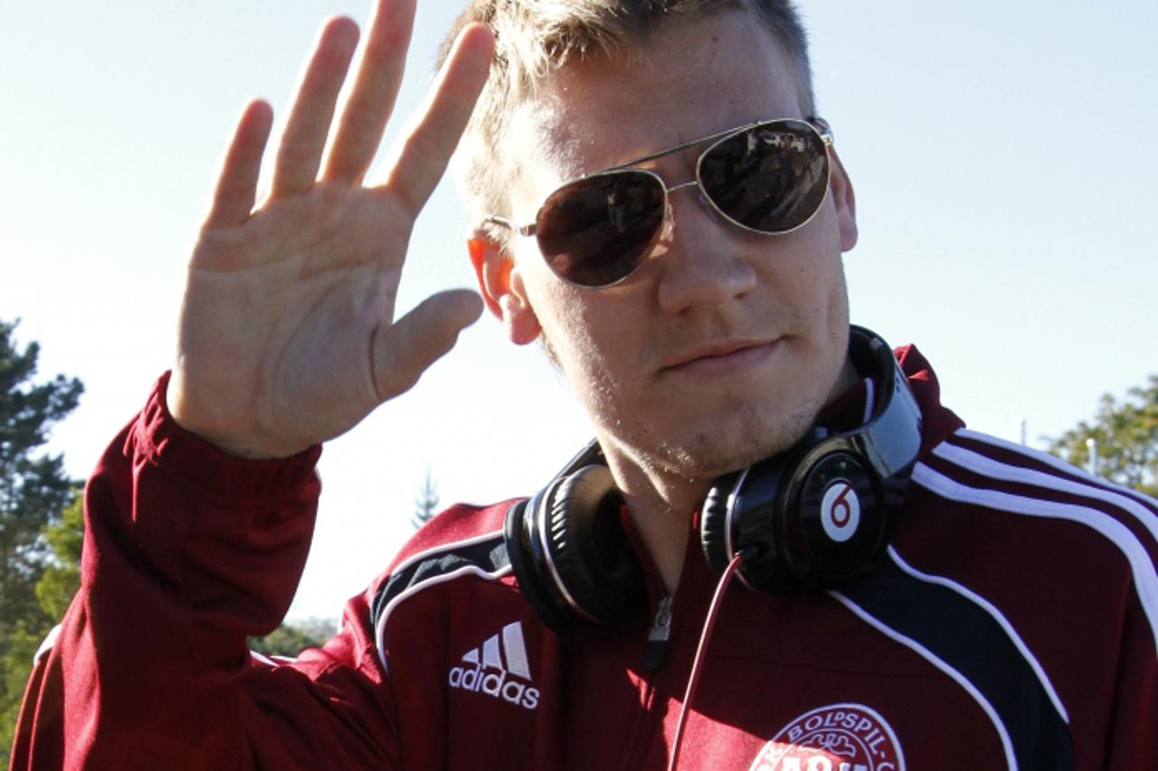 'Denmark\'s national soccer team player Nicklas Bendtner waves as he walks toward a stadium for a training session before the World Cup in Knysna, June 11, 2010.      REUTERS/Toru Hanai (SOUTH AFRICA 