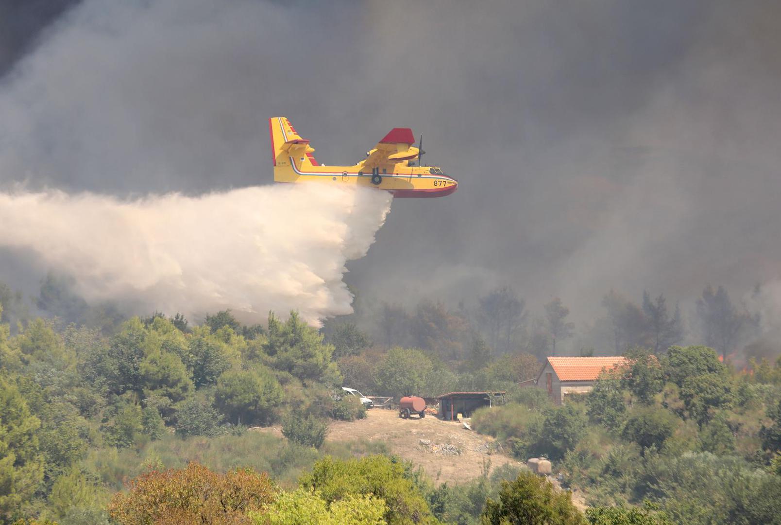 Vatrogasci se i dalje bore s požarom koji je u utorak ujutro izbio u blizini Skradina i progutao oko 500 hektara niskog raslinja i borove šume