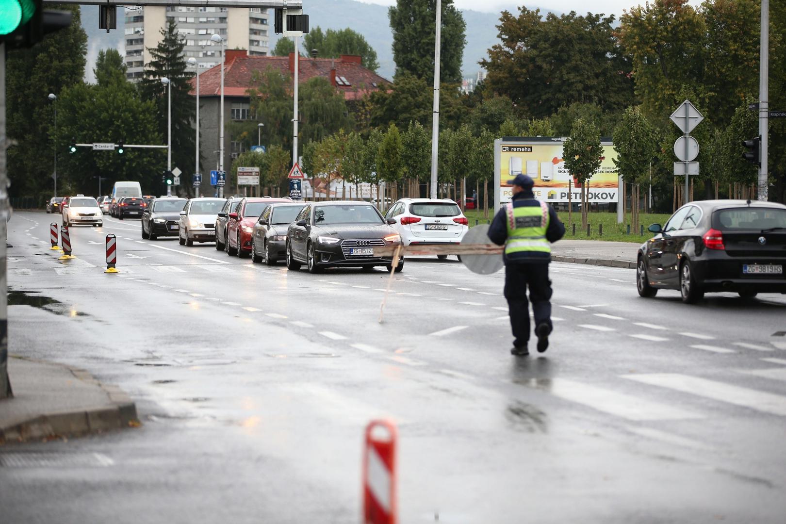 30.09.2021., Zagreb - Radovi na puknucu cijevi na Selskoj ulici nisu prouzrocili velike guzve tijekom jutra.
Photo: Matija Habljak/PIXSELL