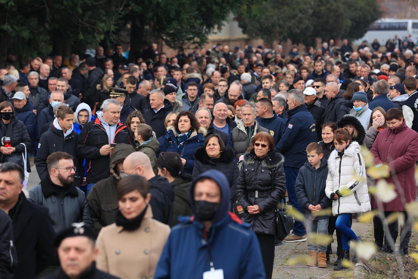 19.11.2021., Vukovar - U Borovo-commercu kod ostataka nekadasnje bolnice i sklonista "Vukovarske majke" odrzao se prigodni program, mimohod i polaganje vijenaca.