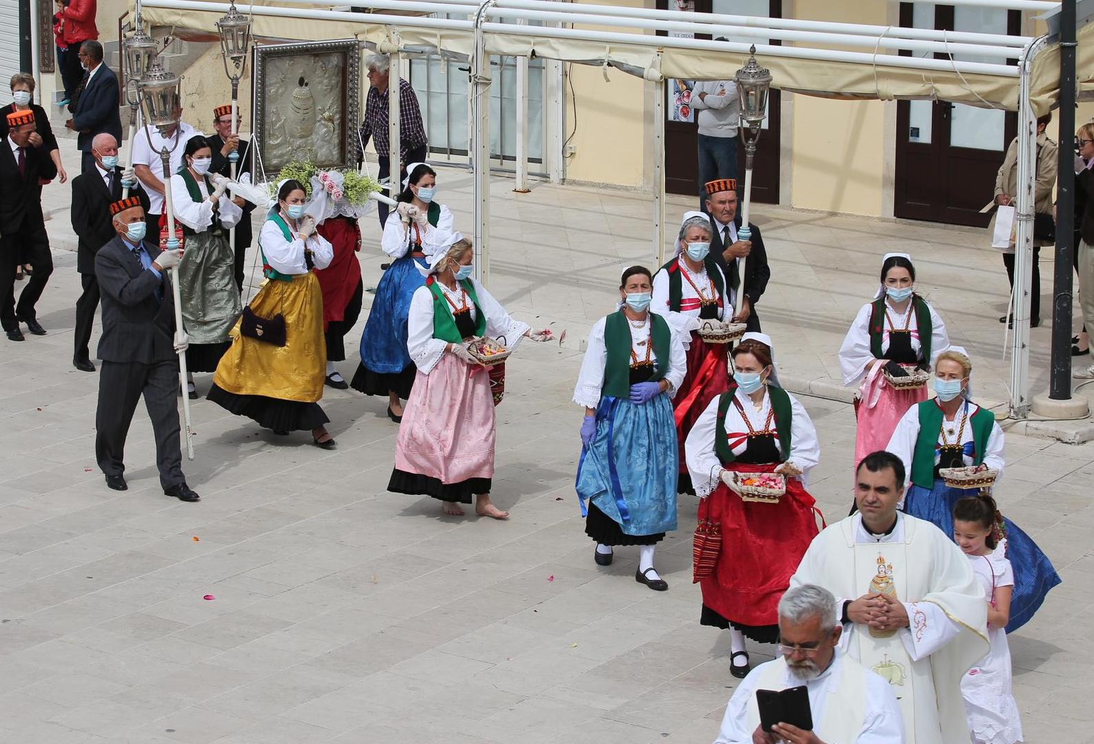 Zbog koronavirusa procesija je prilagođena uvjetima po naputku Stožera civilne zaštite. Vjernici su zamoljeni da ne idu u procesiju osim zastava, djevojaka u nošnjama i svećenika. 