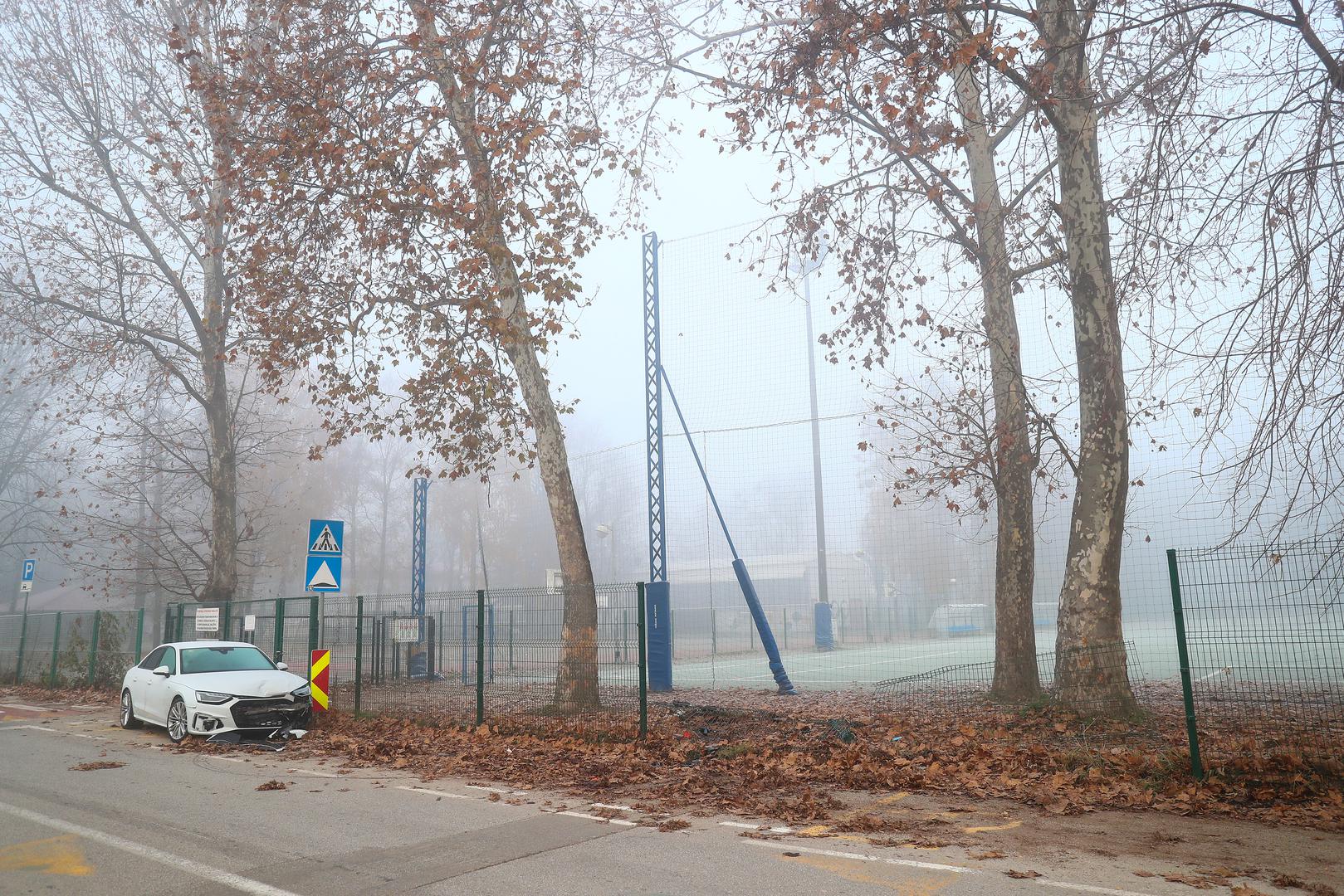 No, u ovakvim slučajevima često zbog magle i niskih temperatura dolazi do stvaranja poledice na kolniku koja u kombinaciji s naglim pokretom upravljača i/ili naglim ubrzavanjem/kočenjem može dovesti do gubitka kontrole nad vozilom, odnosno proklizavanja.