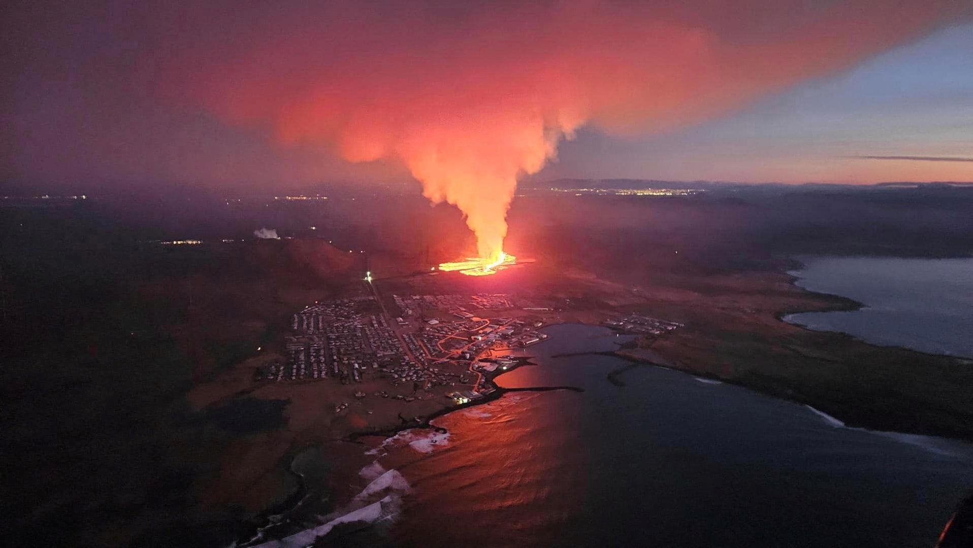 Prošlog mjeseca je došlo do erupcije u vulkanskom sustavu Svartsengi 18. prosinca nakon što je mjesec dana ranije evakuirano svih 4000 stanovnika Grindavika i zatvorena Plava laguna, popularno turističko odredište. Više od 100 stanovnika Grindavika se proteklih tjedana vratilo prije nego što je u subotu ponovno naređena evakuacija. 