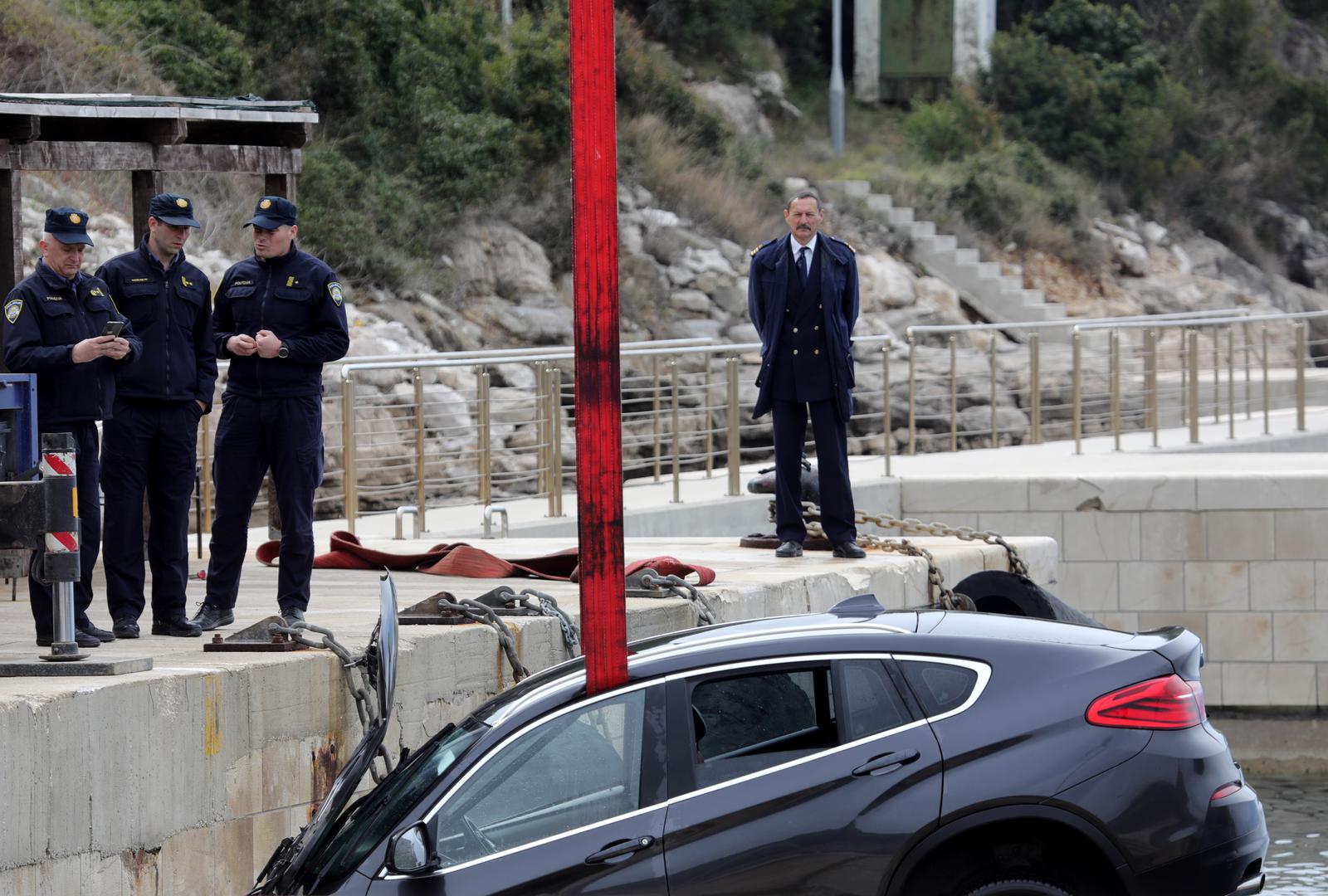 20.03.2023., Prapratno - Iz mora je izvucen osobni automobil koji je sletio u more dok su u njemu bile cetiri osobe. Tri osobe su spasene dok je jedna zenska osoba preminula.  Photo: Grgo Jelavic/PIXSELL