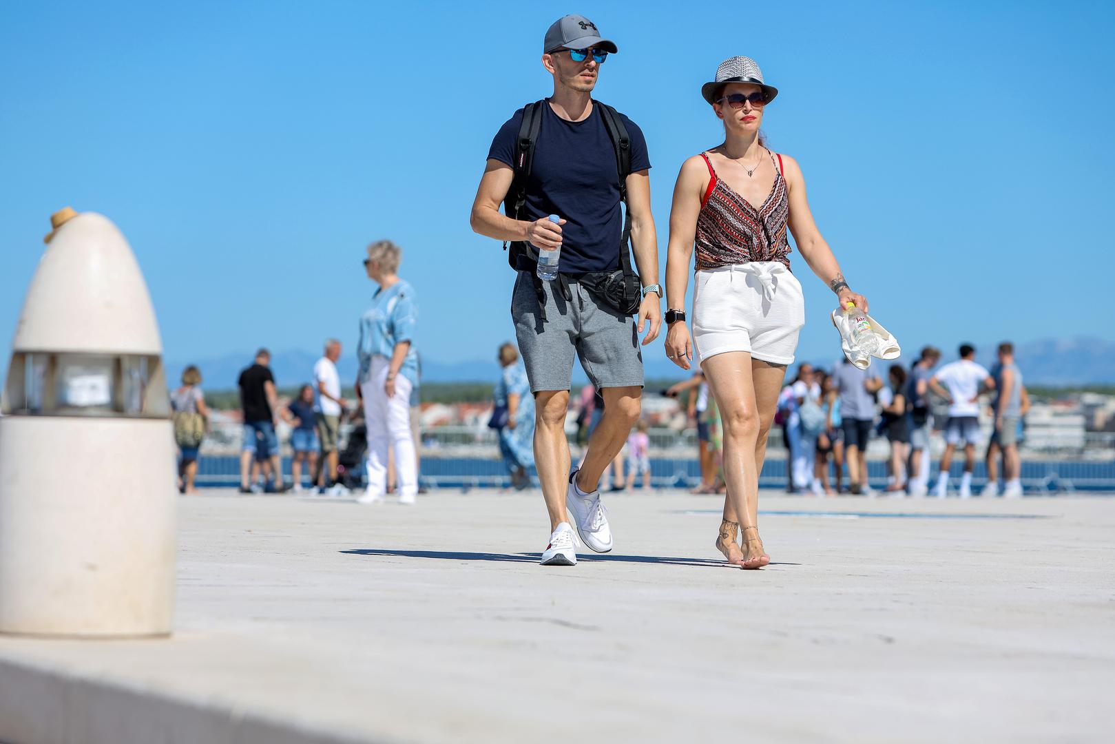 Iako hrana i piće mogu različito utjecati na svaku osobu, postoje neki koji će vjerojatnije pokrenuti žlijezde znojnice nego drugi. Imamo 2 do 4 milijuna znojnih žlijezda po cijelom tijelu, a većina su ekrine žlijezde, prema Međunarodnom društvu za hiperhidrozu.