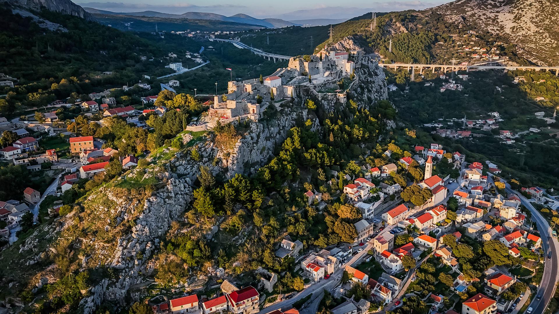 Tvrđava Klis, ima bogatu povijest koja seže do mlađeg kamenog doba, s arheološkim nalazištima iz spilje Krčina. Tijekom rimskog razdoblja postala je vojna utvrda pod imenom Kleisa, a nakon pada Rimskog Carstva, bila je pod vlašću Bizantskog Carstva.