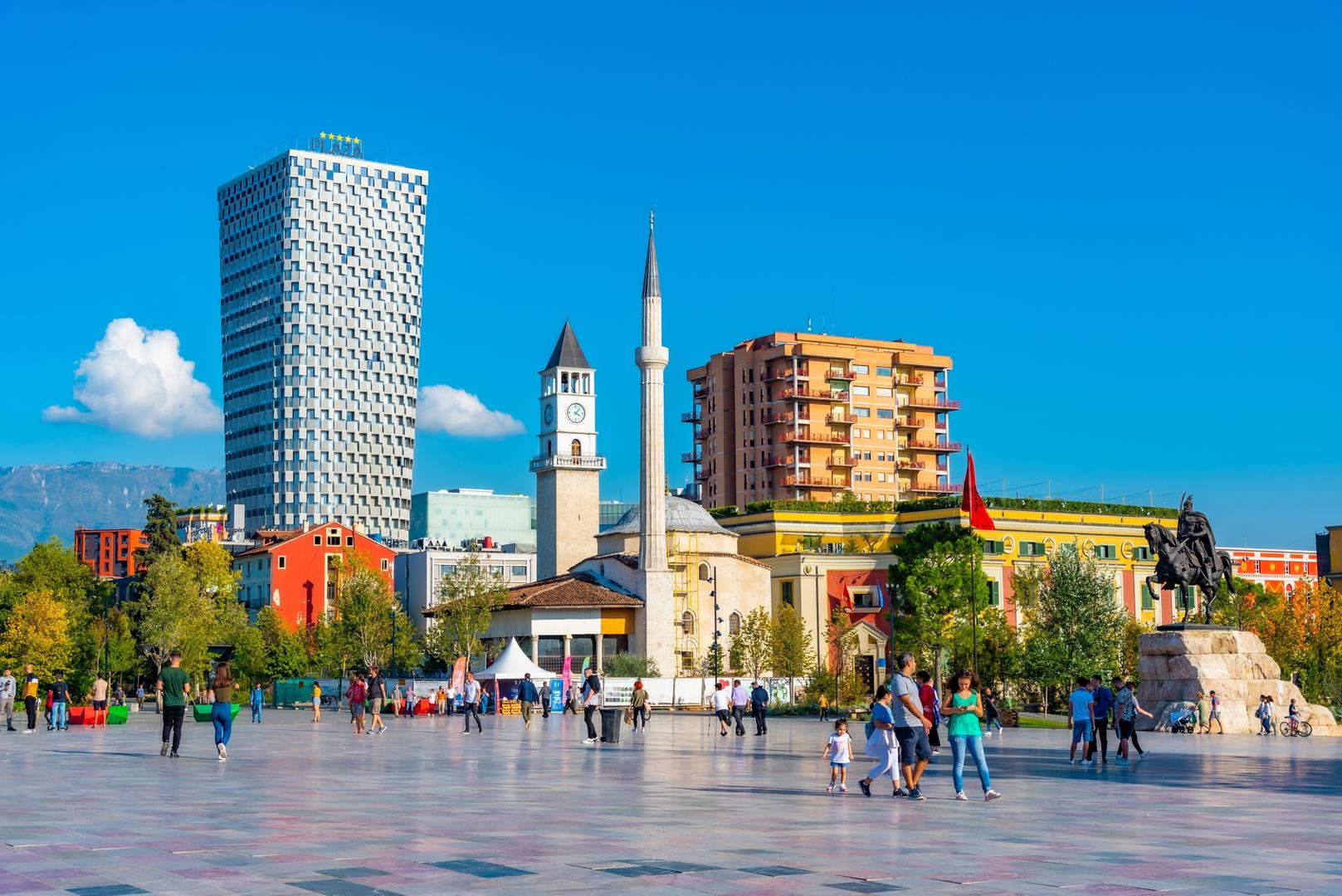 Jedna od čudnih činjenica o Albaniji je da ima samo tri milijuna Albanaca, dok se procjenjuje da izvan zemlje živi sedam do deset milijuna Albanaca. To je uglavnom zato što ovdje može biti teže pronaći dobro plaćen posao, pa je nekima jednostavno lakše preseliti se u drugu zemlju.