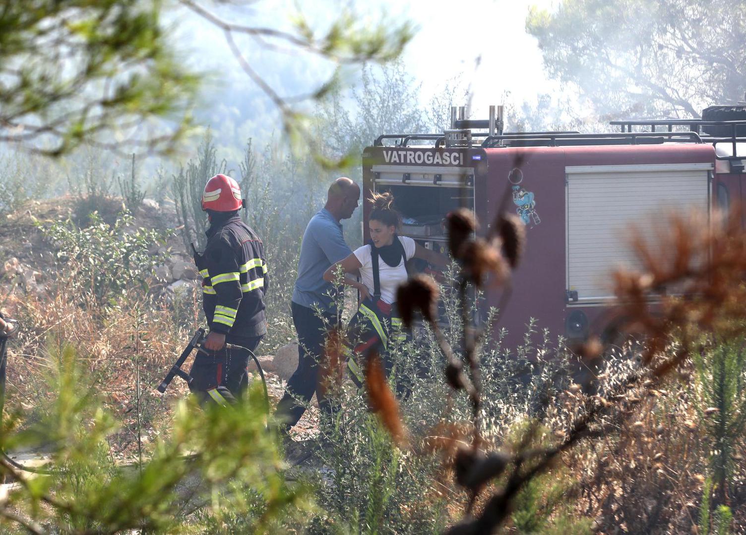 Nekoliko stotina vatrogasaca bori se od jučer poslijepodne s požarima u Dalmaciji. Najgore je bilo kod Skradina, gdje su se kilometre plamene linije gasili cijelu noć