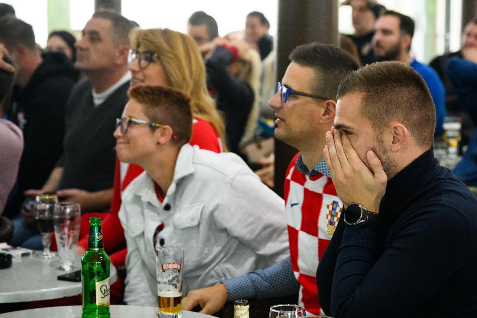 23.11.2022., Zagreb - Navijaci gledaju utakmicu Hrvatska - Maroko u kaficu Dobermann. Photo: Davor Puklavec/PIXSELL