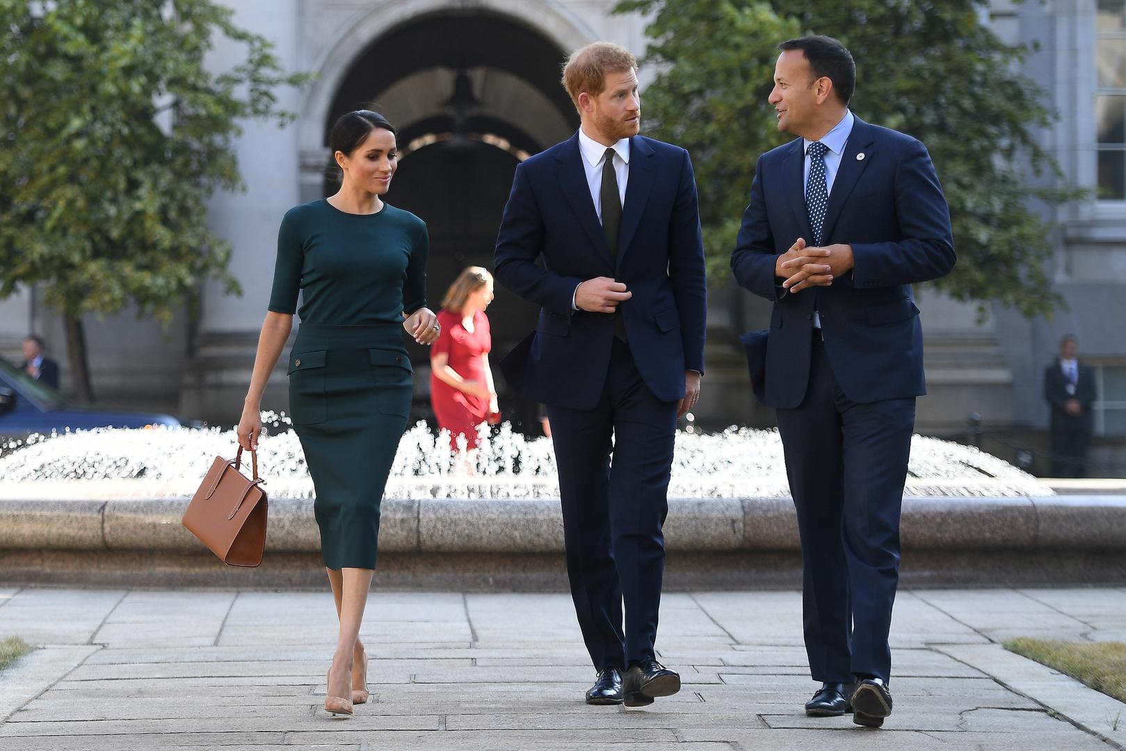 U haljini modne kuće Givenchy koja je lijepo ocrtavala njenu savršenu figuru, Meghan je stigla u Dublin. Tamnozelenom bojom haljine, kažu modni stručnjaci, odala je počast Irskoj ili "smaragdnom otoku" kako ga često nazivaju.