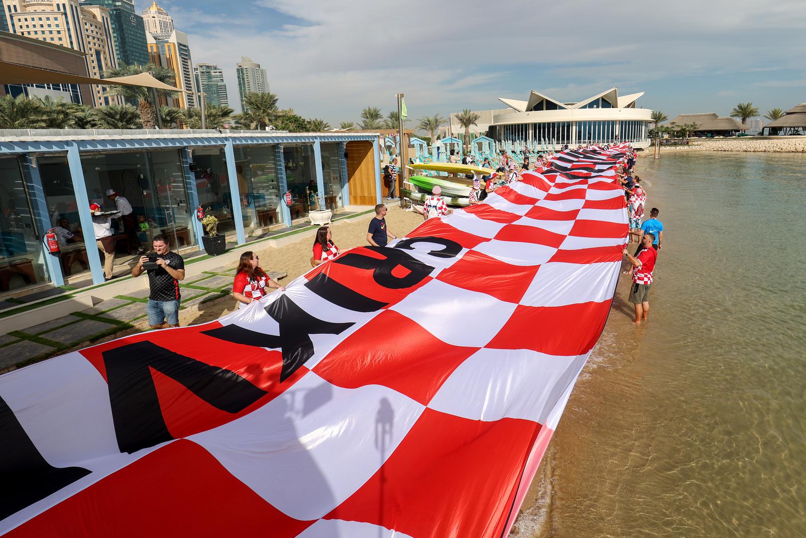 01.12.2022., Doha, Katar - FIFA Svjetsko prvenstvo Katar 2022. Navijaci hrvatske razvili su zastavu dugacku 200m na plazi ispred hotela Hilton Doha kako bi dali podrsku reprezentaciji pred utakmicu treceg kola protiv Belgije. Photo: Igor Kralj/PIXSELL