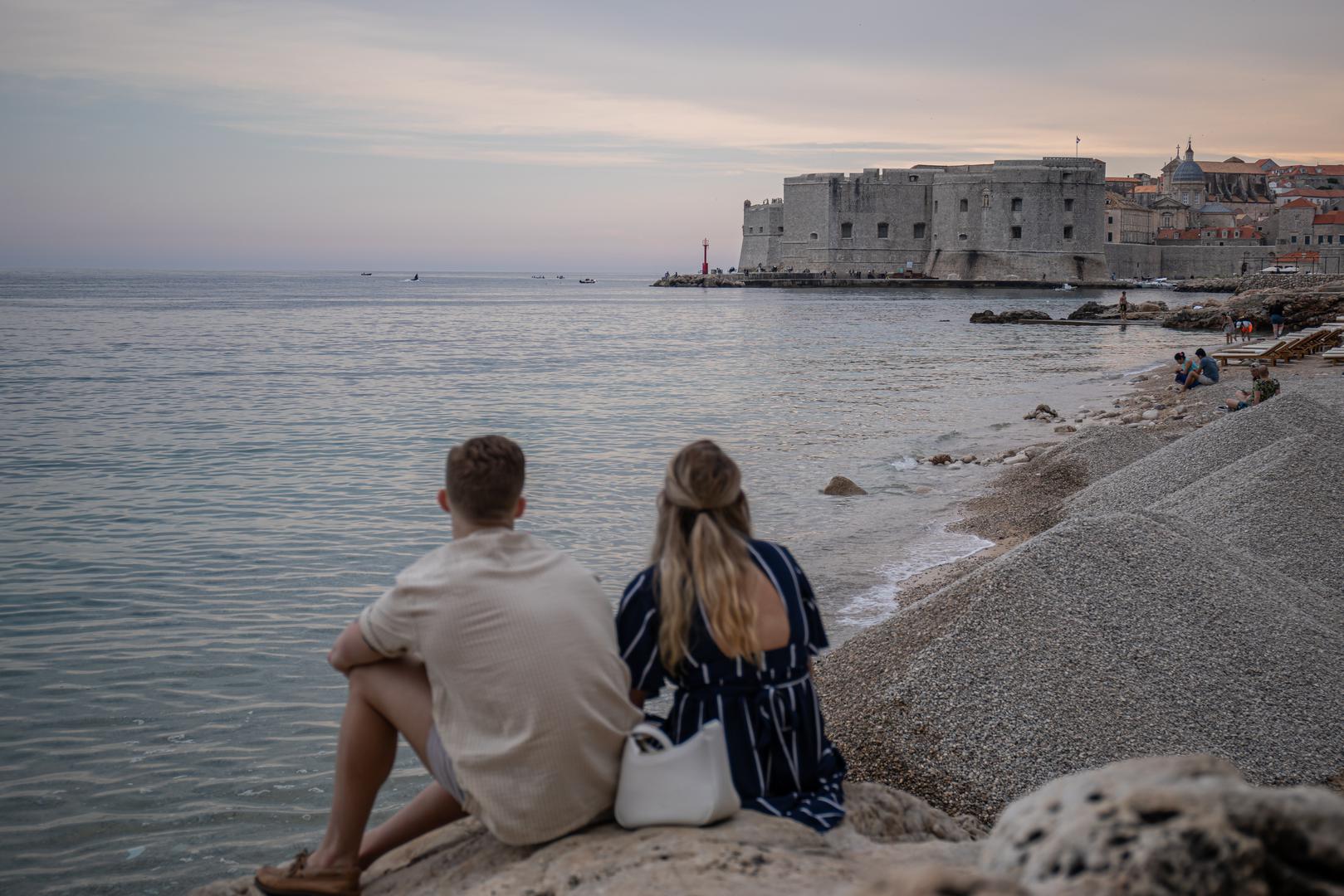 Plaža Banje, Dubrovnik. Ovo je vrlo popularna šljunčana plaža, smještena izvan dubrovačkih gradskih zidina. S plaže pogled seže na stari dio grada Dubrovnika i predivni nenaseljeni otok Lokrum. Na plaži Banje nalaze se tuševi, prostor za presvlačenje, ležaljke i suncobrani koji se iznajmljuju.