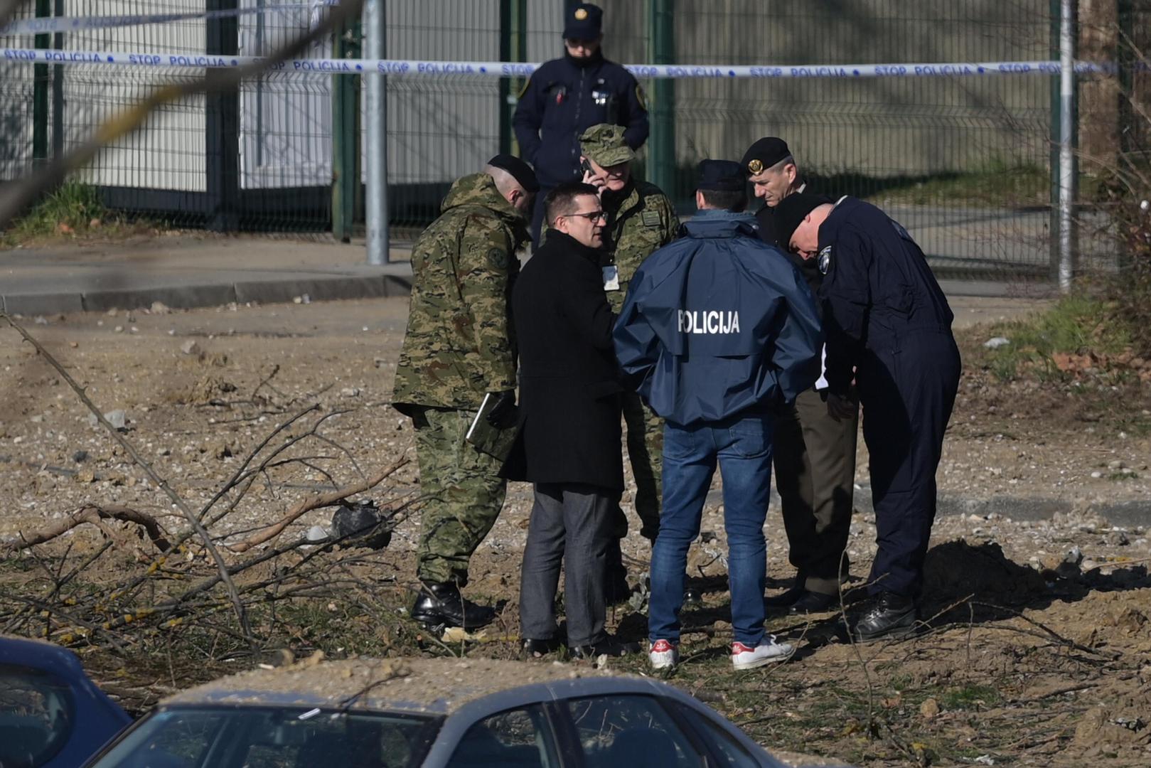 11.03.2022., Zagreb - Policija provodi ocevid nakon pada objekta iz zraka na Jaraunu, a policija je potvrdila da je pronadjen krater te dva padobrana. Policijski sluzbenici osigurali su uzu i siru zonu mjesta dogadjaja gdje se obavlja ocevid uz sudjelovanje svih nadleznih sluzbi. Photo: Igor Soban/PIXSELL