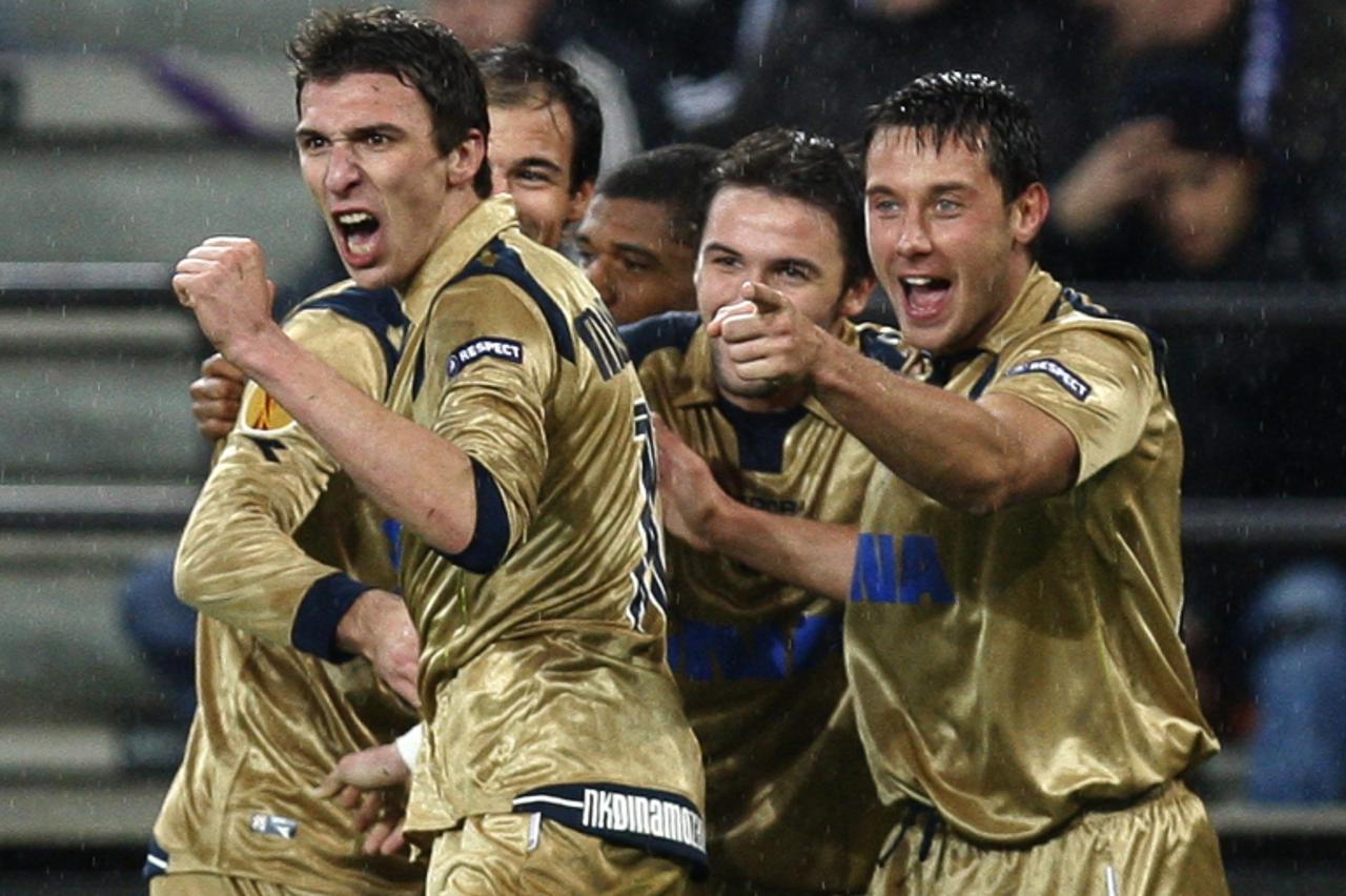 'Dinamo Zagreb\'s Miroslav Slepicka (R) celebrates with teammates after scoring against Anderlecht during their Europa League soccer match at the Constant Vanden Stock stadium in Brussels December 2, 