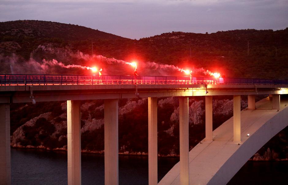 Šibenik: Bakljada na šibenskom mostu u znak sjećanja na početak "Rujanskog rata"