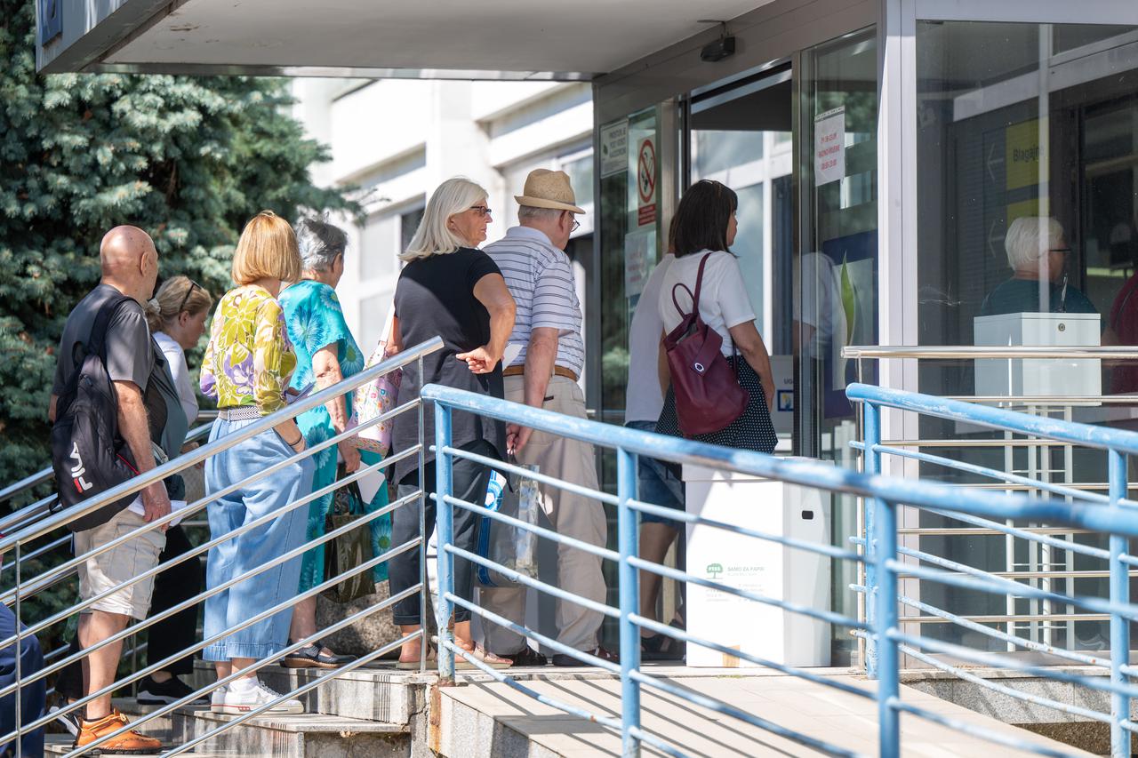 Zagreb: Gužva ispred Gradske plinare Zagreb