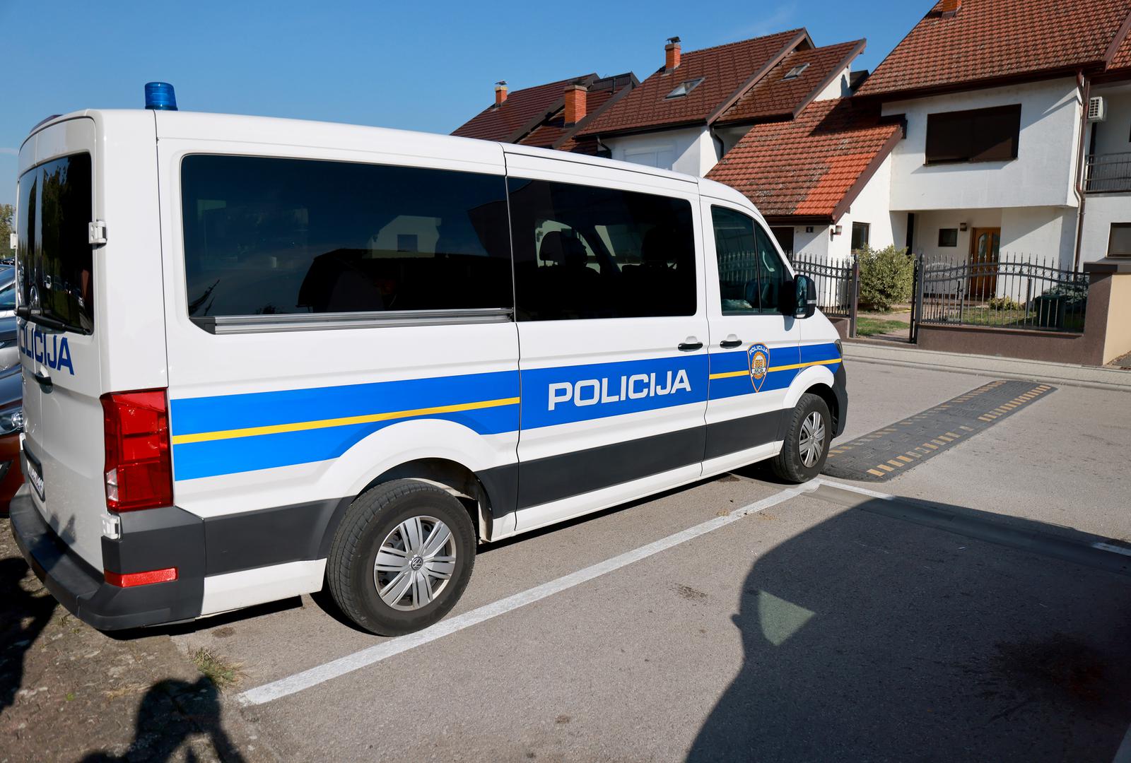 23.09.2024., Otok - Policija i USKOK tijekom pretresa kuce Josipa Sarica, gradonacelnika Otoka Photo: Davor Javorovic/PIXSELL