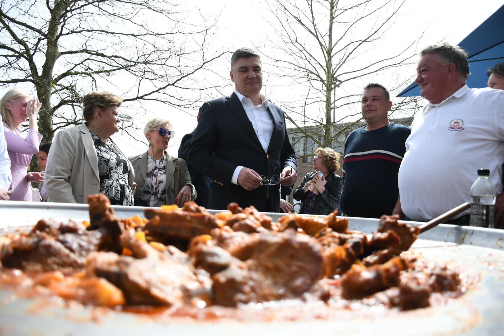 01.04.2024., Gradec  -  Predsjednik Republike Zoran Milanovic prisustvovao je paljenju Vuzmice u dvoristu Zupne crkve Ranjenog Isusa, te je obisao izlagace na manifestaciji 'Uskrsni obicaji gradeckoga kraja' Photo: Damir Spehar/PIXSELL