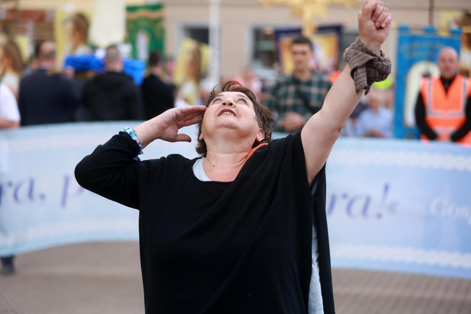 03.06.2023., Zagreb - Na Trgu bana jelacica okupilo se par desetaka prosvjednika protiv molitelja koji svake prve subote u mjesecu mole musku krunicu. Udruga Domino zajedno s umjetnicom Arijanom Lekic Fridrih ponovno, sedmi put za redom, prve subote u mjesecu organizira participativni umjetnicki performans Tiha misa. Photo: Sanjin Strukic/PIXSELL