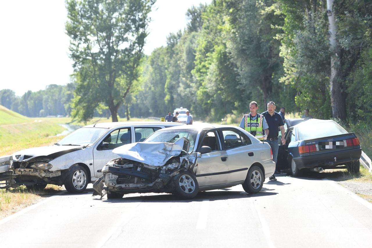 U sudaru tri osobna automobila kod Preloga smrtno je stradala jedna osoba