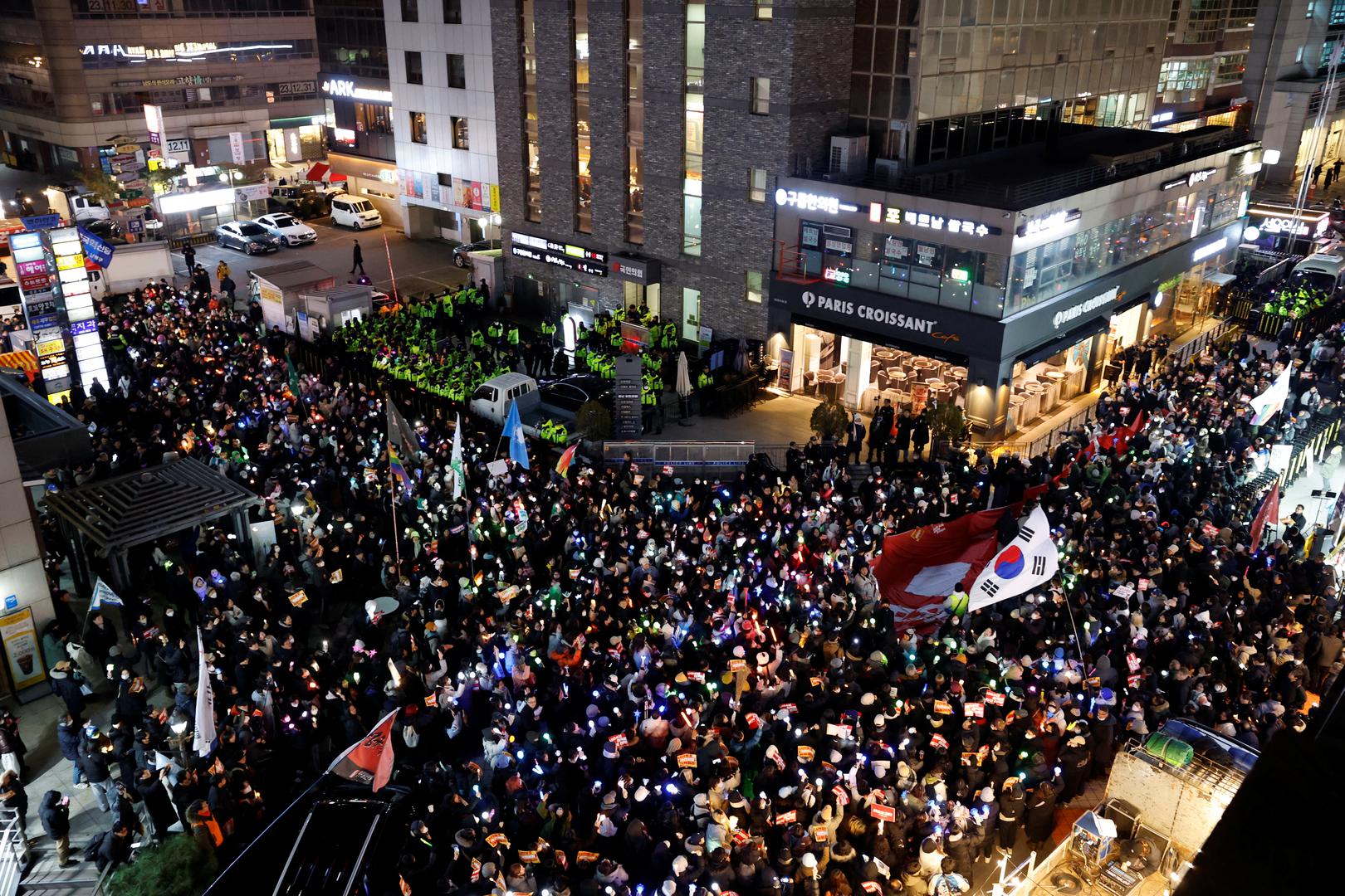 Protesters attend a rally calling for the impeachment of South Korean President Yoon Suk Yeol, who declared martial law, which was reversed hours later, in front of the headquarters of the ruling People Power Party, in Seoul, South Korea, December 9, 2024.  REUTERS/Kim Kyung-Hoon Photo: KIM KYUNG-HOON/REUTERS