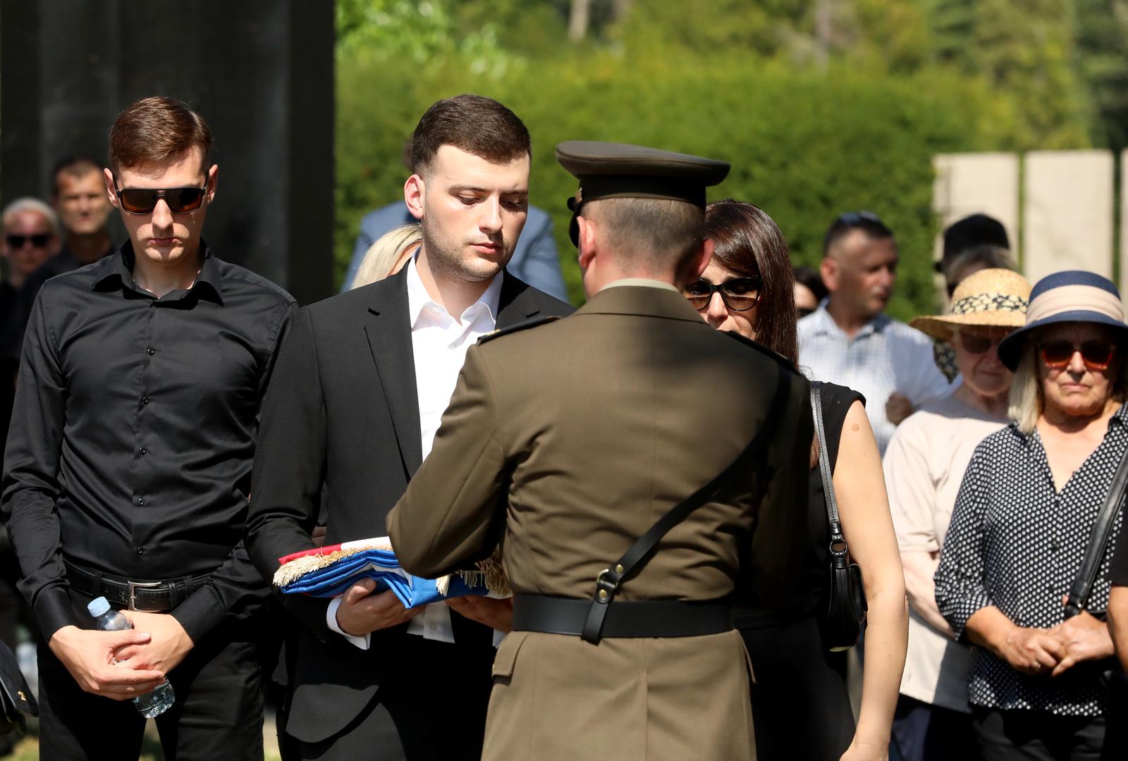 Ožalošćena obitelj, prijatelji i poznanici u velikom su se broju danas došli oprostiti od Matića.

