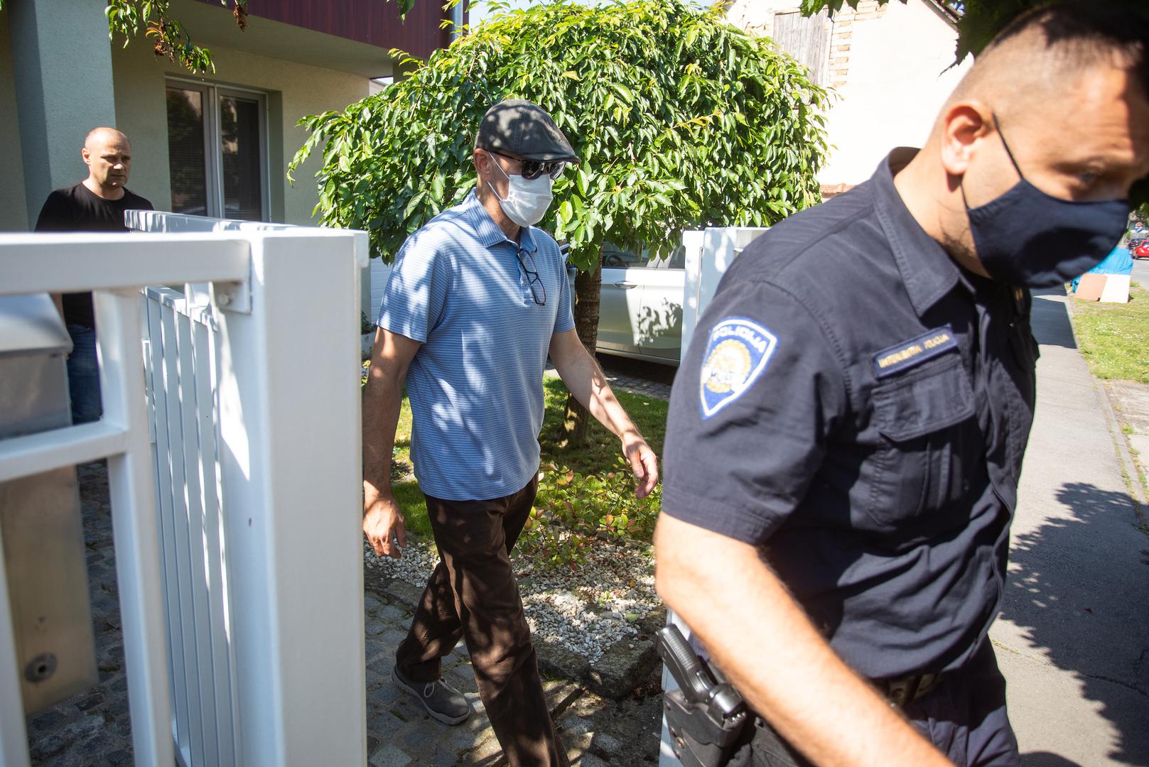 09.06.2021., Osijek - U Osijeku pocela uhicenja sudaca koje je Zdravko Mamic prozvao za kriminal. Sudac Darko Kruslin odlazi s istraziteljima.. Photo: Davor Javorovic/PIXSELL