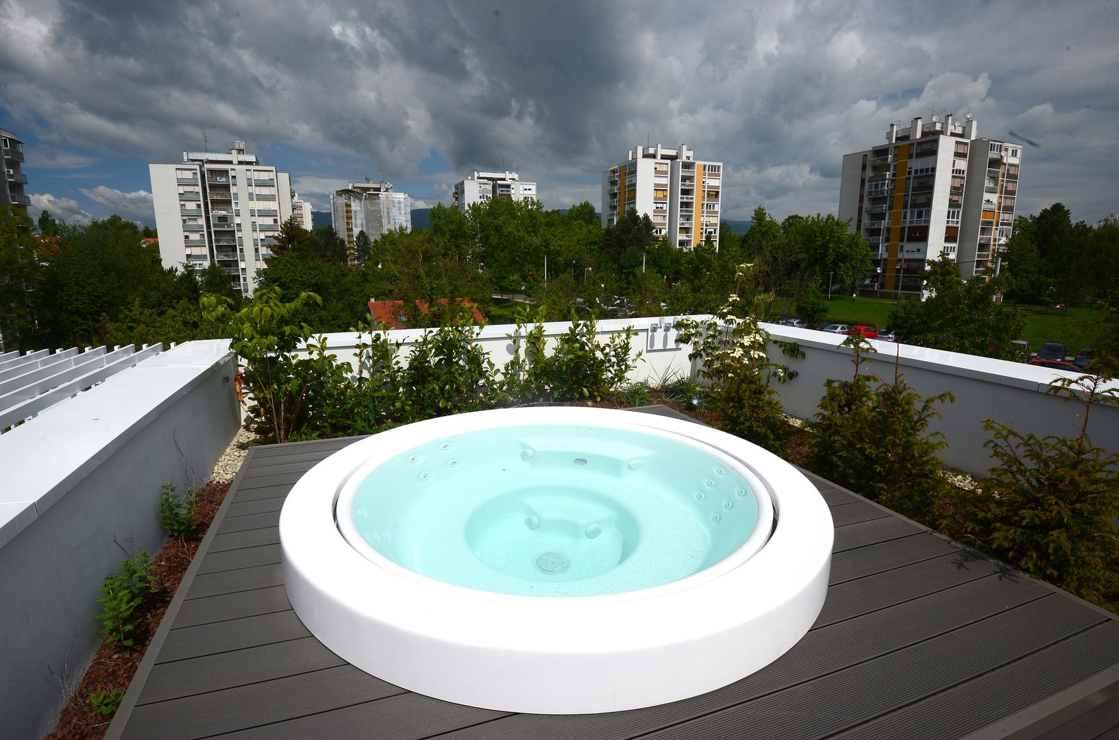 Jacuzzi na krovu s pogledom na grad. Foto: Marko Prpić/PIXSELL