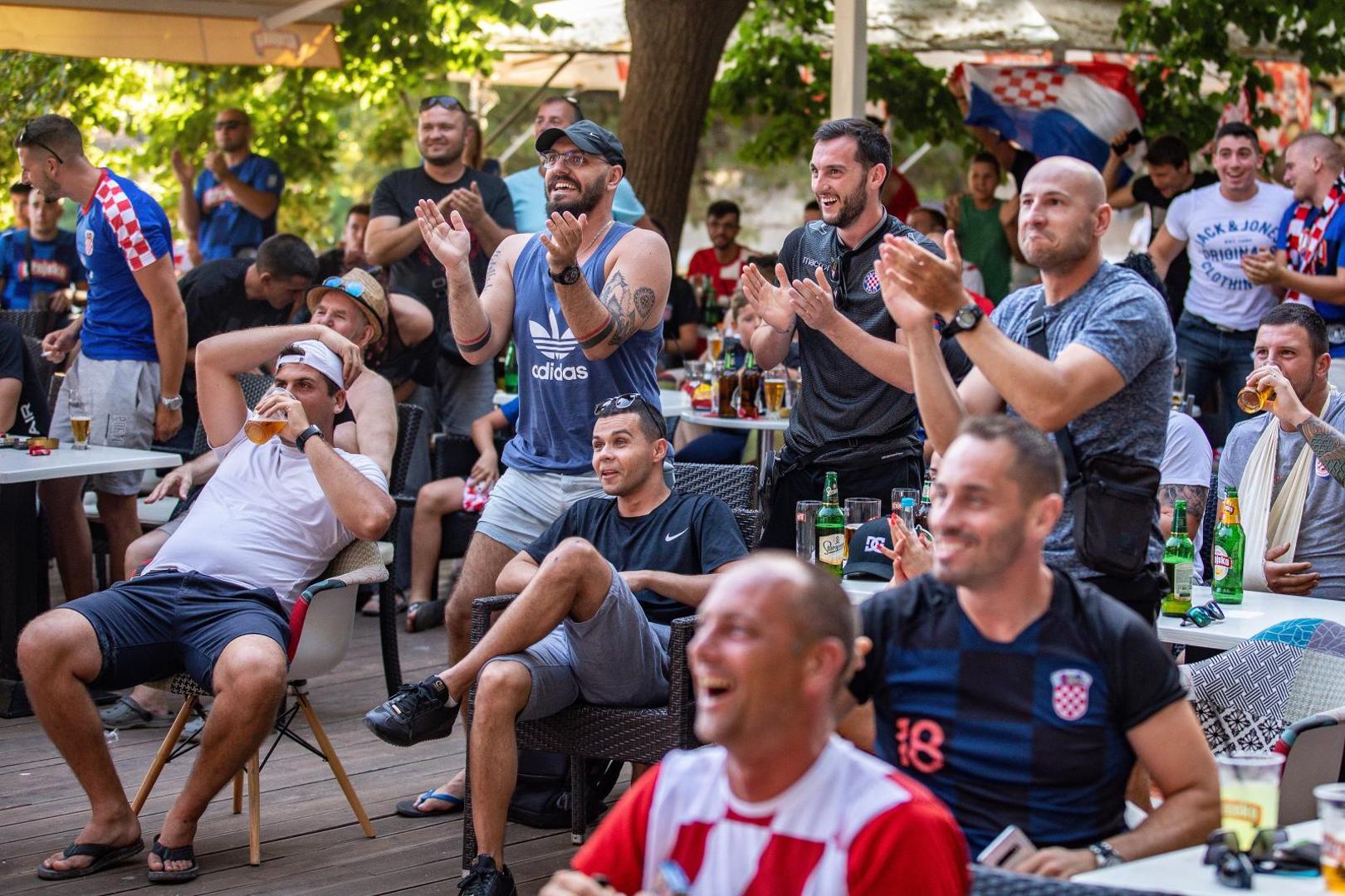 28.06.2021..,Pula - Navijaci na Pulskim Valkanama u kaficu prate utakmicu Hrvatska - Spanjolska.
Photo: Srecko Niketic/PIXSEL