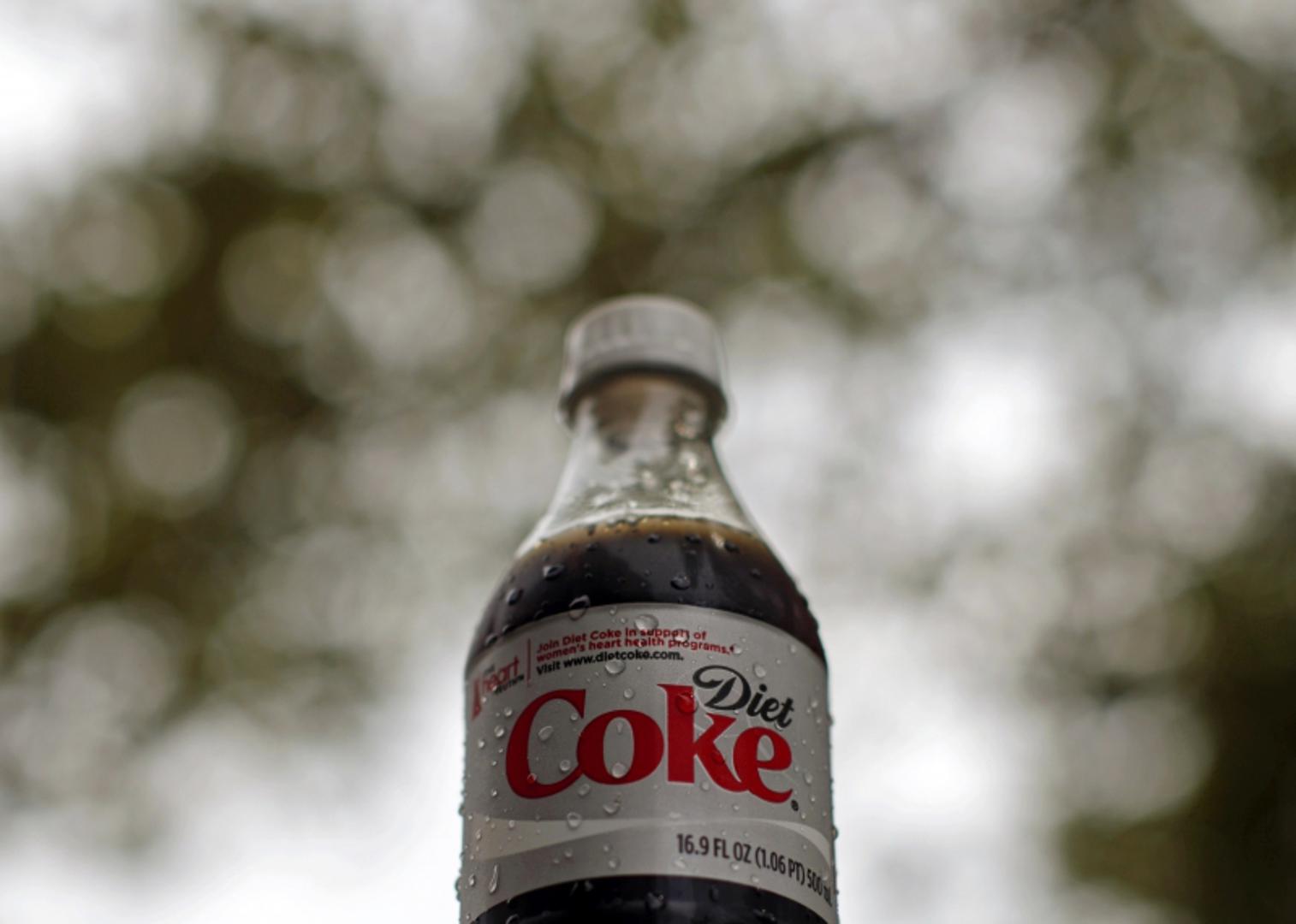 Tvrtka Coca-Cola osnovana je 1892. godine, ali dijetalna Coca-Cola nije bila u prodaji sve do 1982. godine. Diet Coca-Cola predstavljena je 8. srpnja 1982., a uvedena u Sjedinjenim Državama 9. kolovoza, prema tvrtki. Brzo je premašila prodaju prethodne dijetalne cole marke, Tab. 