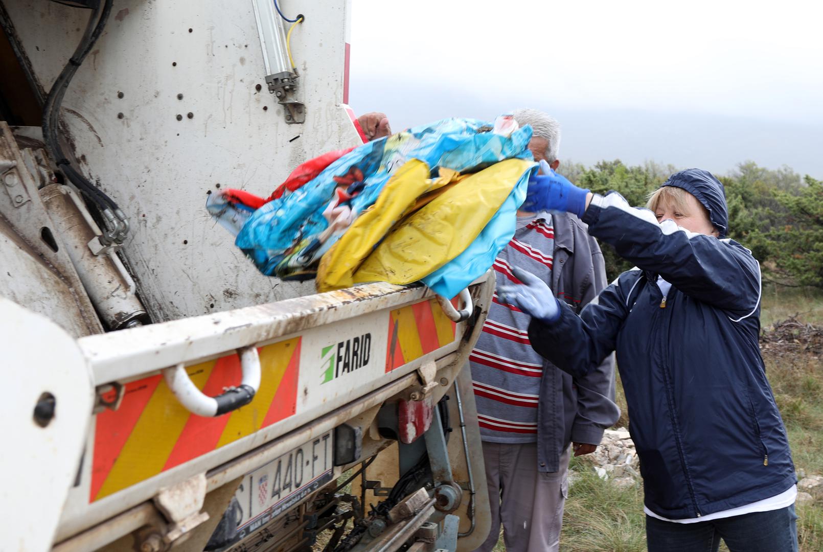 22.04.2022.,Razvodje - Na lokaciji Vrtlina kod Razvodja po jugu i kisi odrzala se Vecernjakova akcija ciscenja u sklopu projekta "Rezolucija Zemlja".  Photo: Dusko Jaramaz/PIXSELL