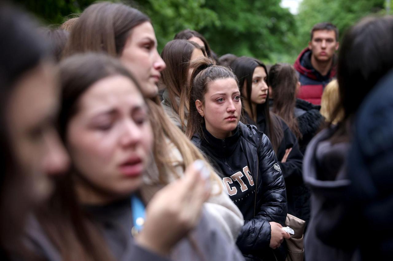 Beograd: Suze i zapaljene svijeće ispred škole gdje je ubijeno osam učenika i zaštitar