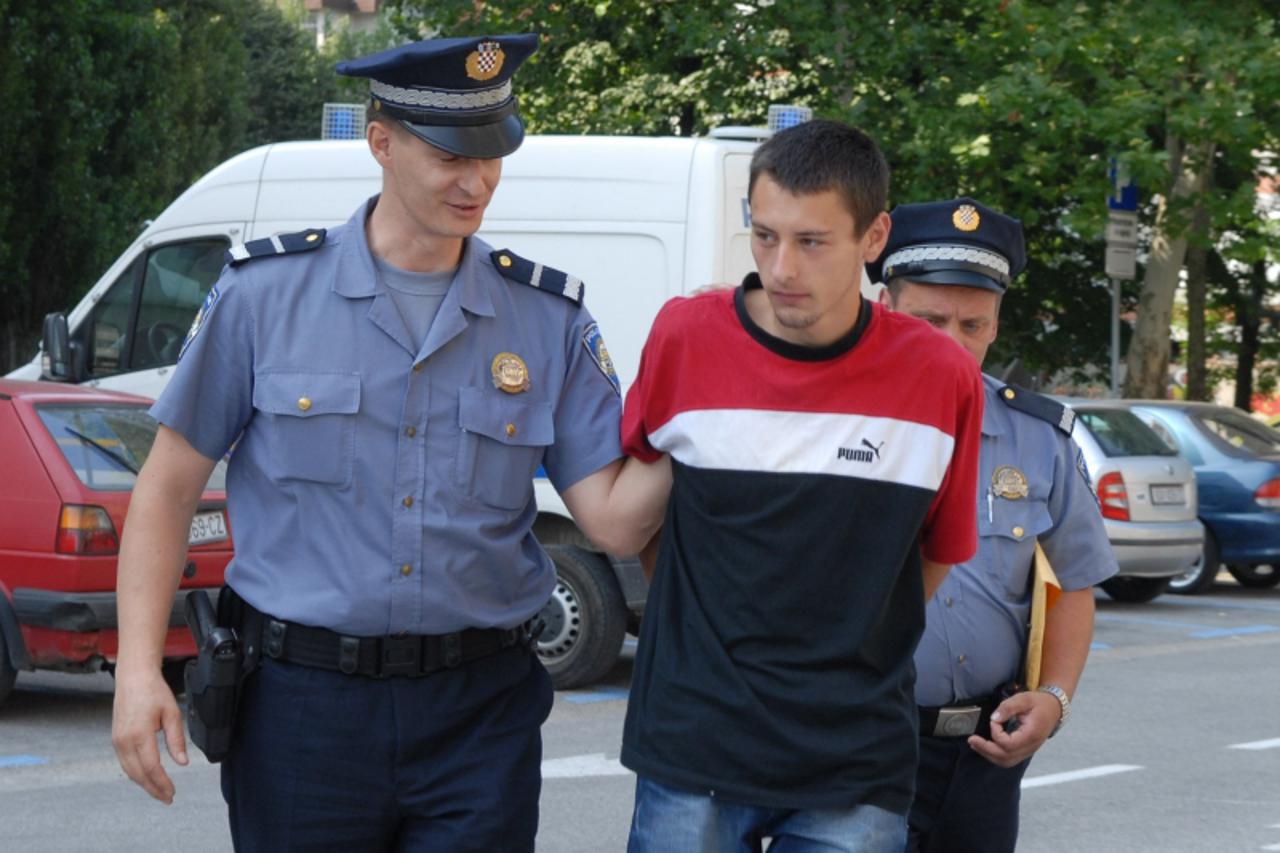 \'Karlovac - Policija privela na saslusanje Gorana Oskorusa (19)jednog od dvojice osumnjicenih za ubojstvo starice Ane Klipa u Plaskom. 210710 Photo: Kristina Stedul Fabac/PIXSELL\'