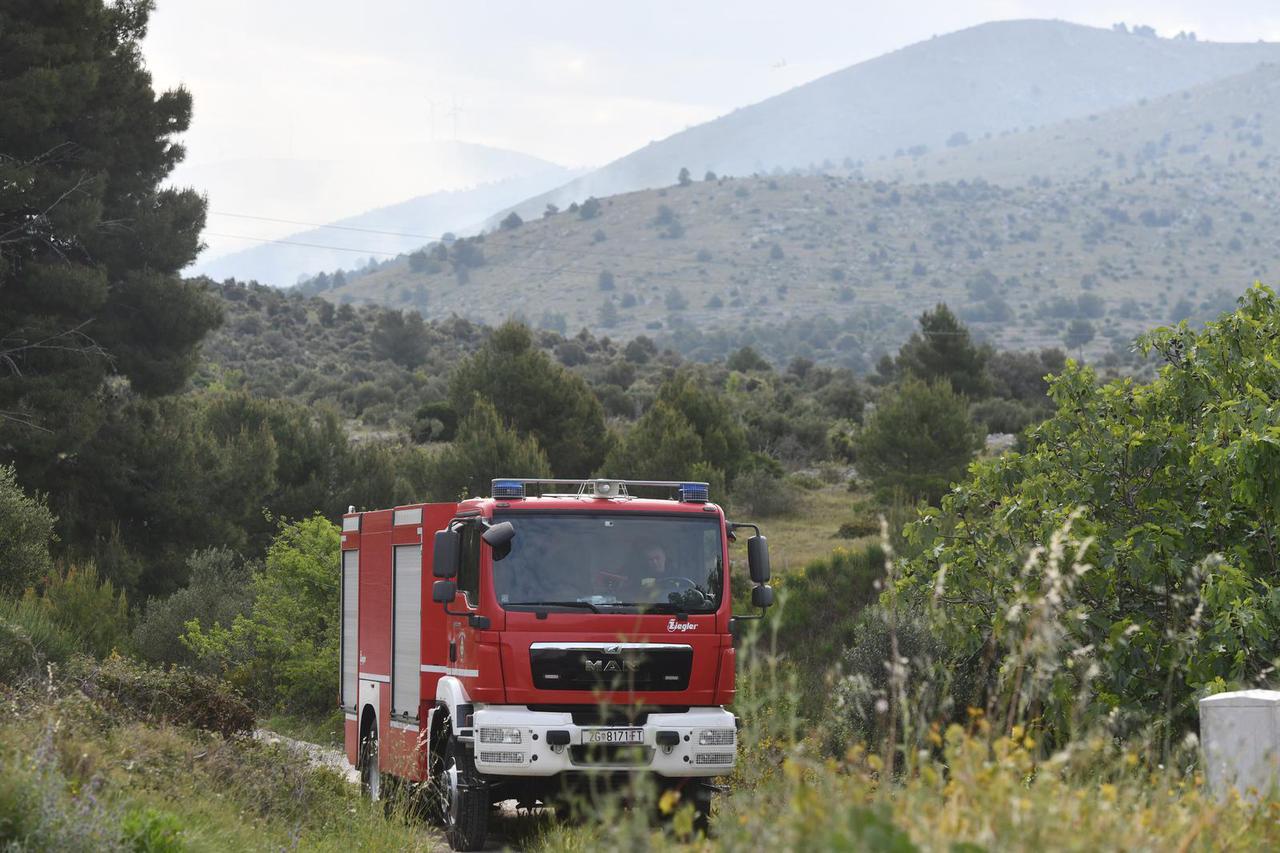 Požar na nepristupačnom terenu između Vrpolja i Grebaštice