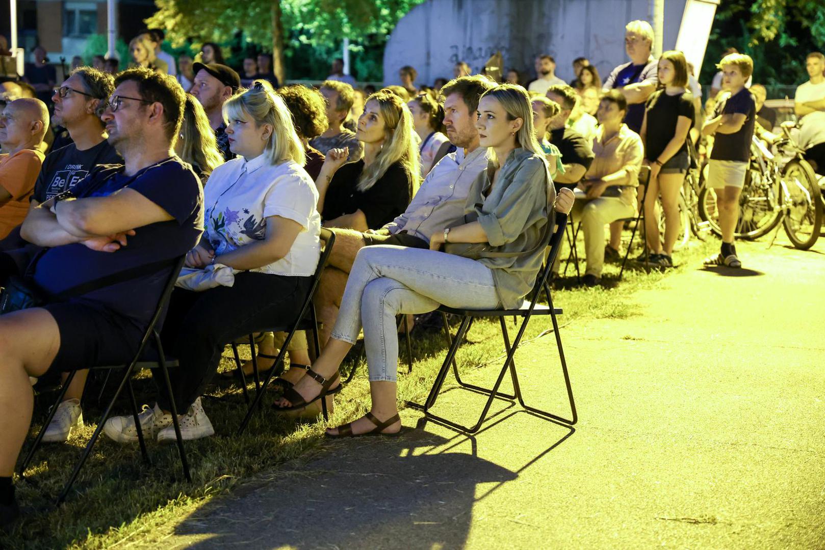 Ovu hit-predstavu o ljubavnim prekidima izvode Matija Šakoronja, Petra Kurtela i Filip Detelić. Kompletan program u Sigetu je besplatan i održat će se na platou u ulici Prilaz Ivana Visine, osim projekcije filma Čudesna šuma koja će se održati u Podbrežju.